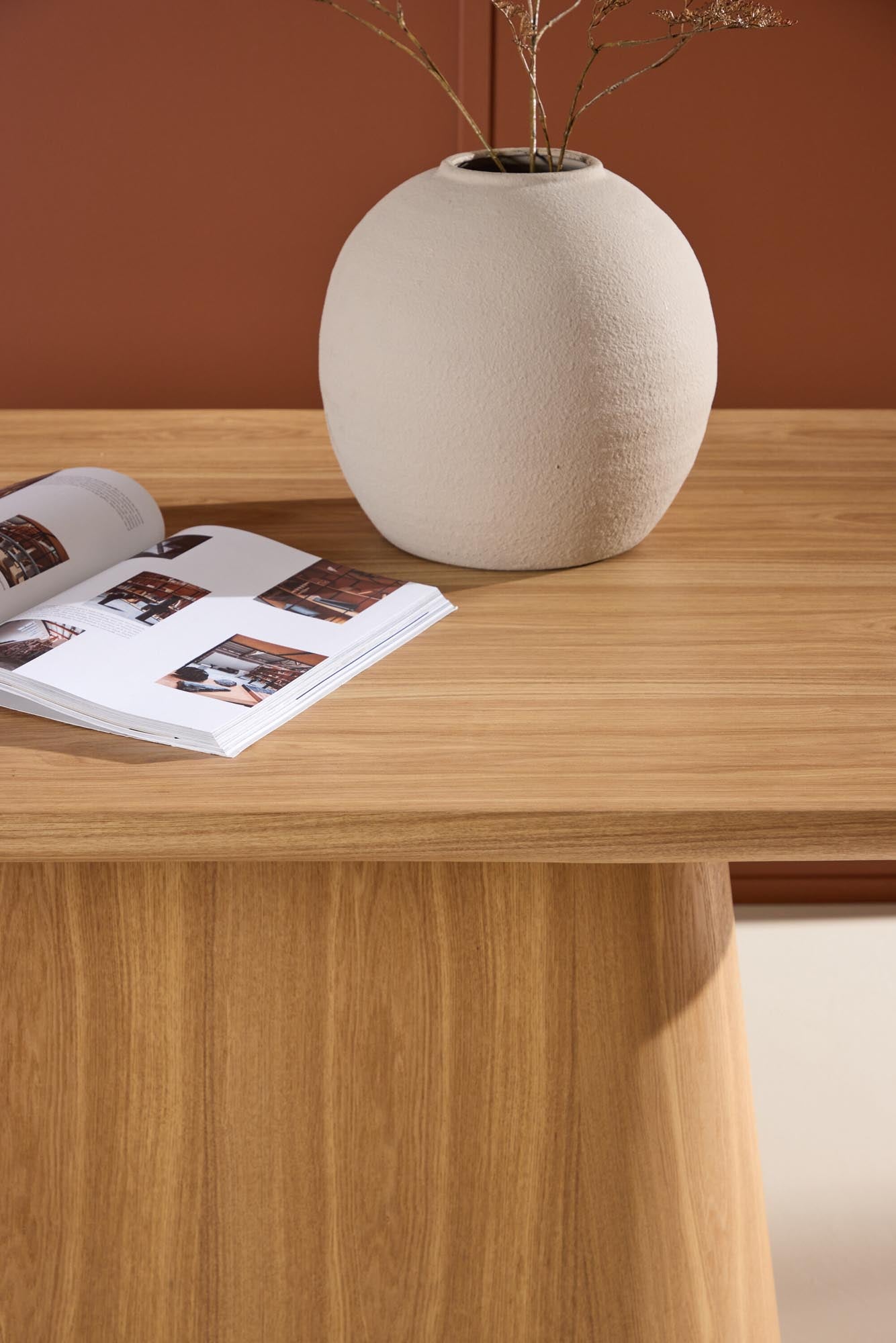 Moderner ovaler Esstisch Stjärnö von Venture Home, perfekt für stilvolle Wohnräume, mit elegantem und zeitlosem Design.