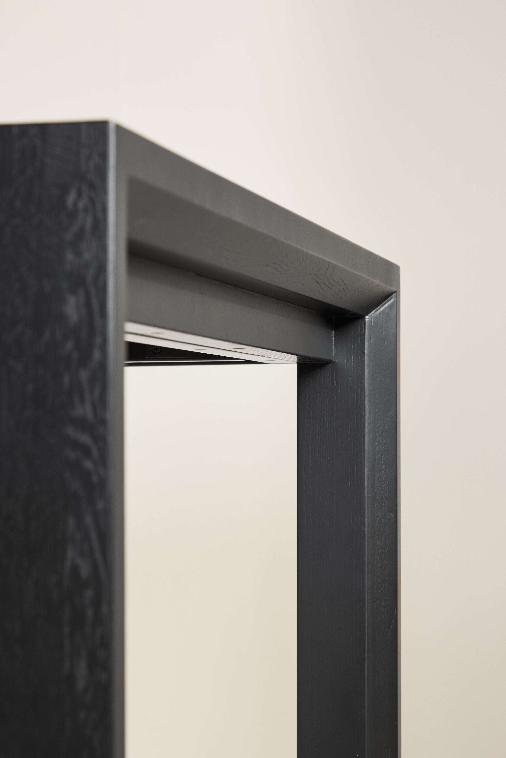 Slider ausziehbarer Tisch in Schwarz präsentiert im Onlineshop von KAQTU Design AG. Esstisch ist von Vind