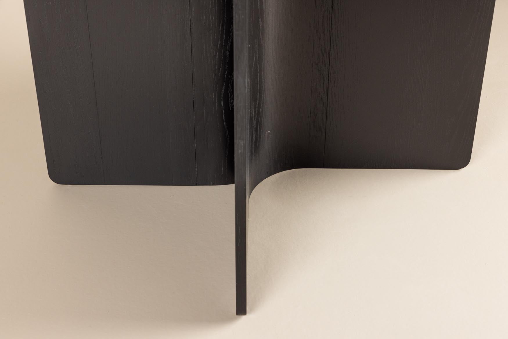 Entdecken Sie den Tyresö Esstisch ø120 von Vind – ein stilvoller, runder Tisch, der Funktionalität und modernes Design vereint. Ideal für gesellige Abende!