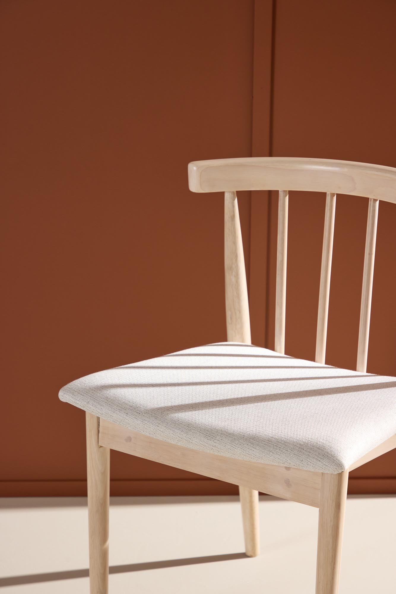 Moderner Flora Esszimmerstuhl von Venture Home, stilvoll und bequem, ideal für jedes Esszimmer.