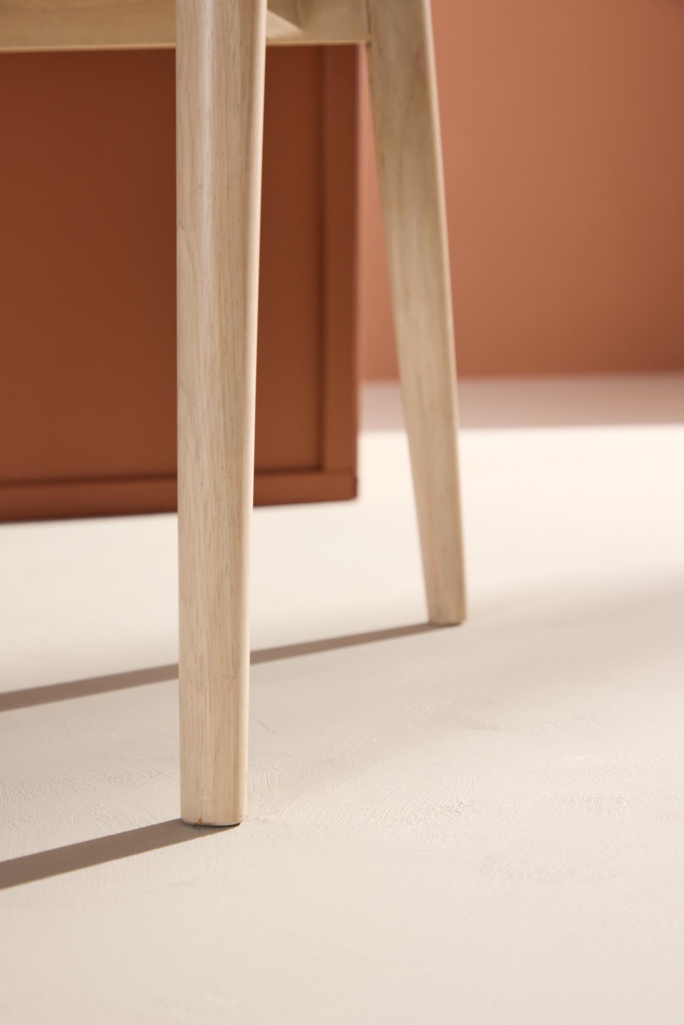 Moderner Flora Esszimmerstuhl von Venture Home, stilvoll und bequem, ideal für ein elegantes Esszimmer.