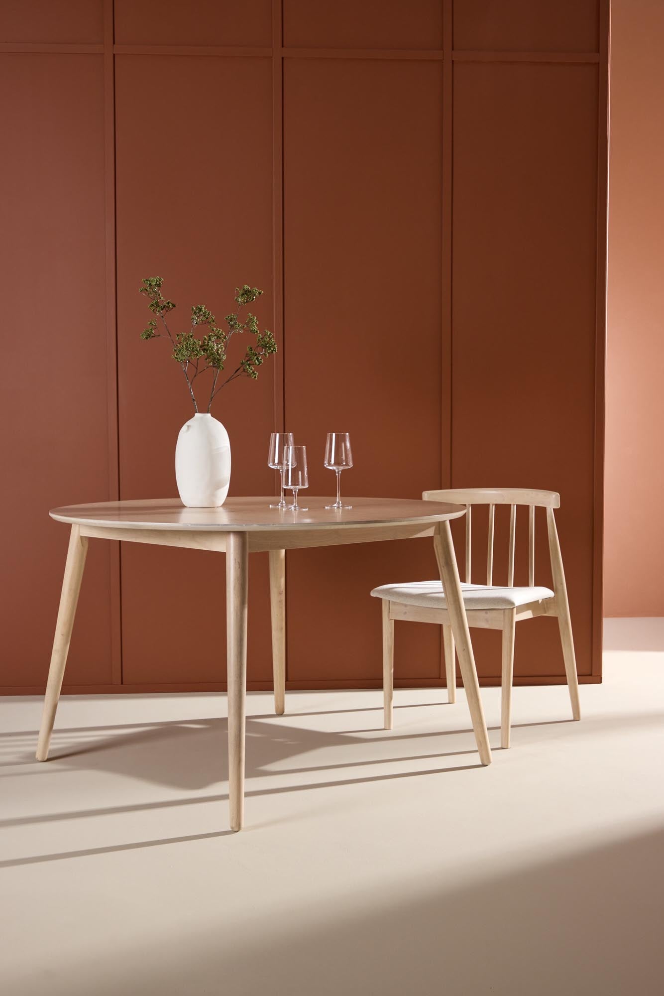 Der Flora Esstisch von Venture Home: Eleganz und Beständigkeit aus Gummibaumholz mit weissem Finish, ideal für gesellige Runden.