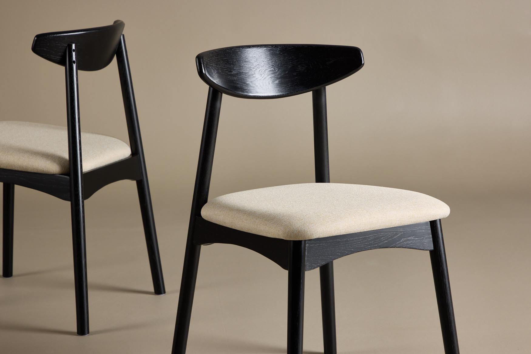 Ven Stuhl in Black präsentiert im Onlineshop von KAQTU Design AG. Esstisch ist von Vind