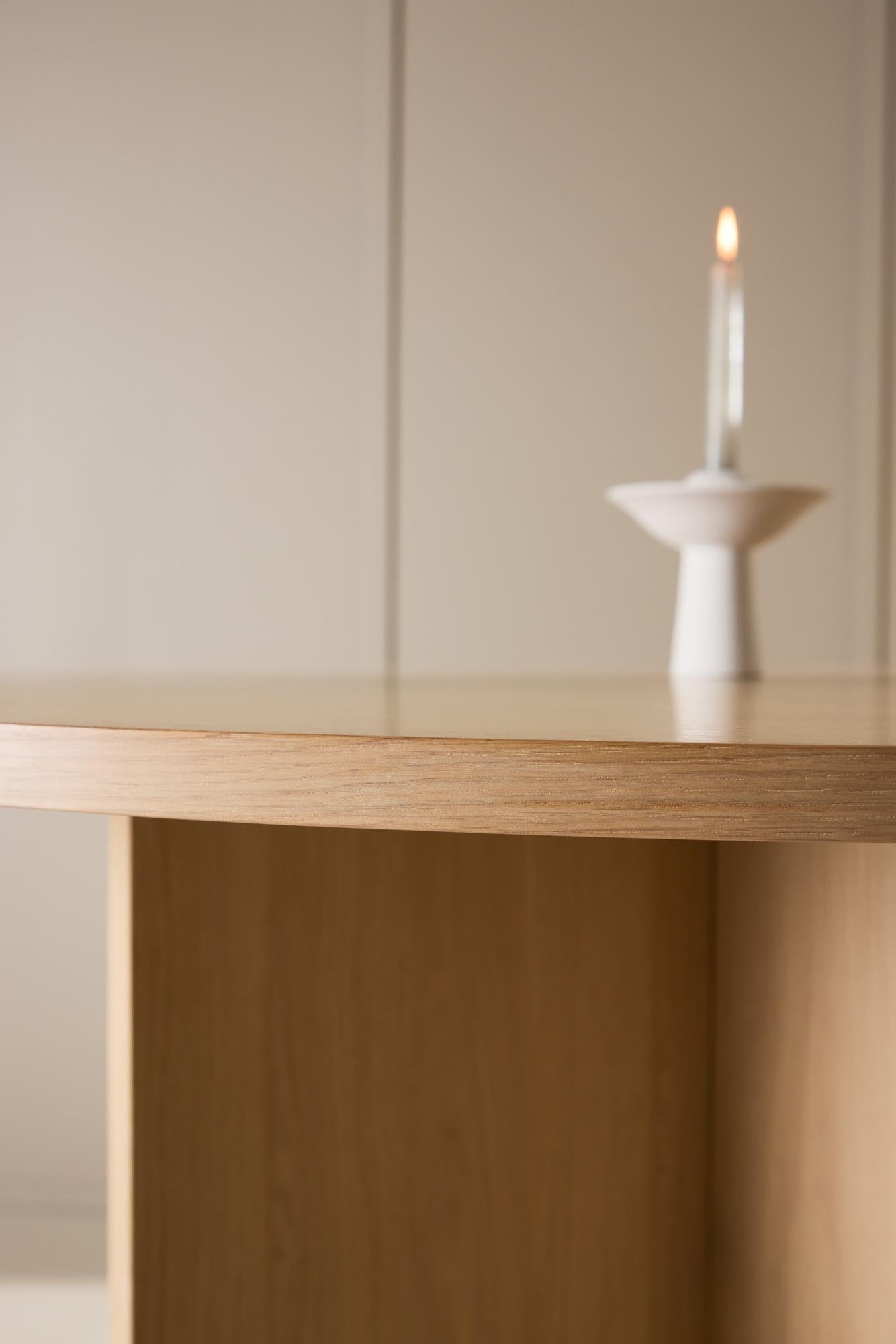 Moderner Esstisch Strada von Venture Home, rechteckig, stilvoll und robust, ideal für Küche oder Esszimmer, zeitloses Design.