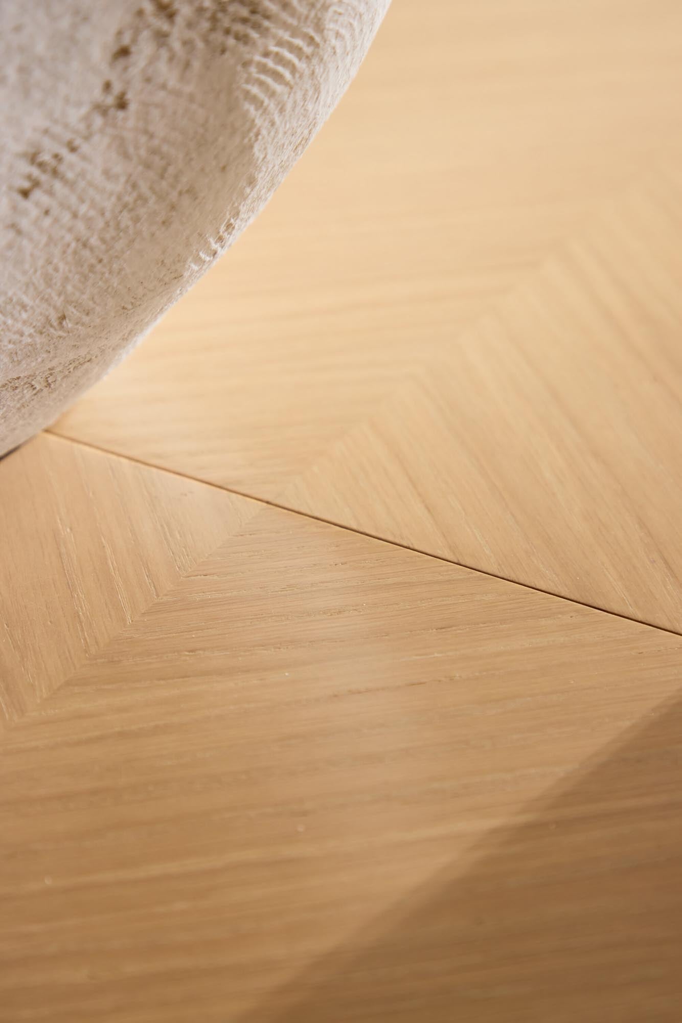 Moderner Esstisch Strada von Venture Home, rechteckig, stilvoll und robust, ideal für Küche oder Esszimmer, zeitloses Design.