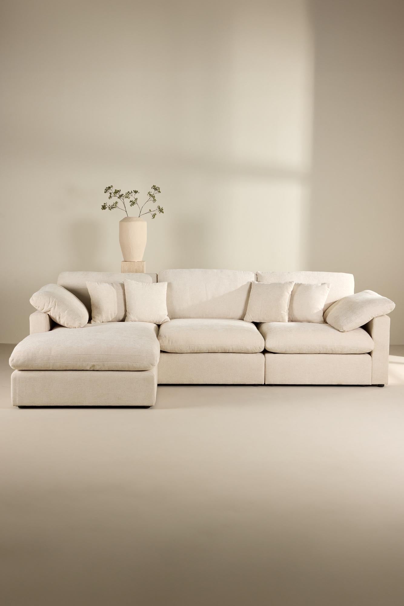 Das Amalfi Ecksofa von Vind bietet modernes Design und Komfort, perfekt für ein stilvolles und gemütliches Wohnzimmer.