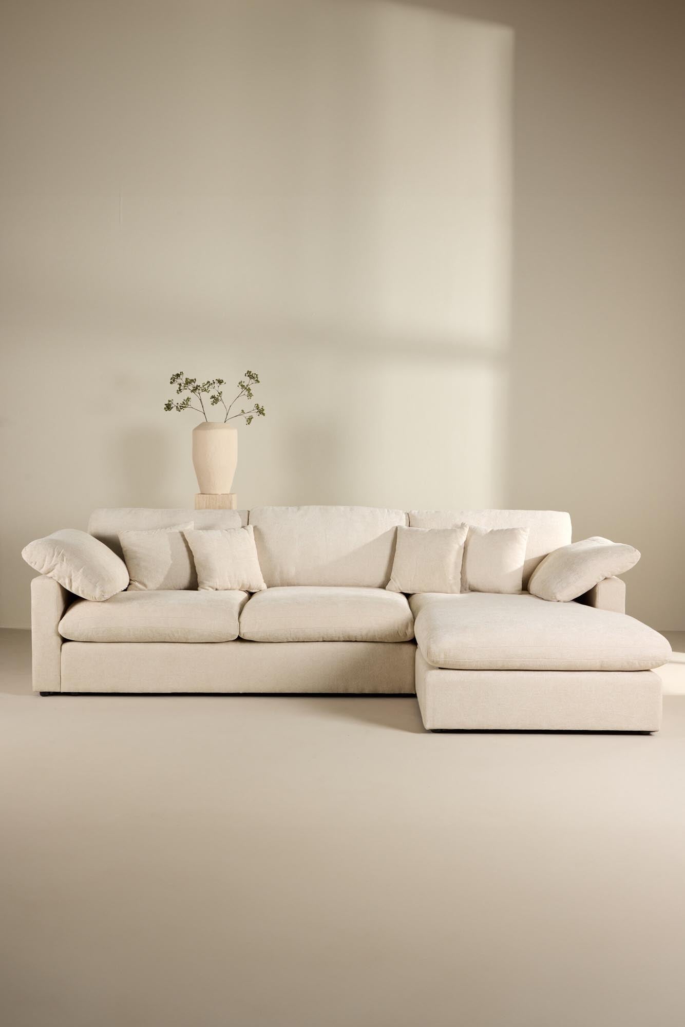 Das Amalfi Ecksofa von Vind vereint zeitgemässes Design mit Komfort, ideal für ein elegantes und einladendes Wohnzimmer.