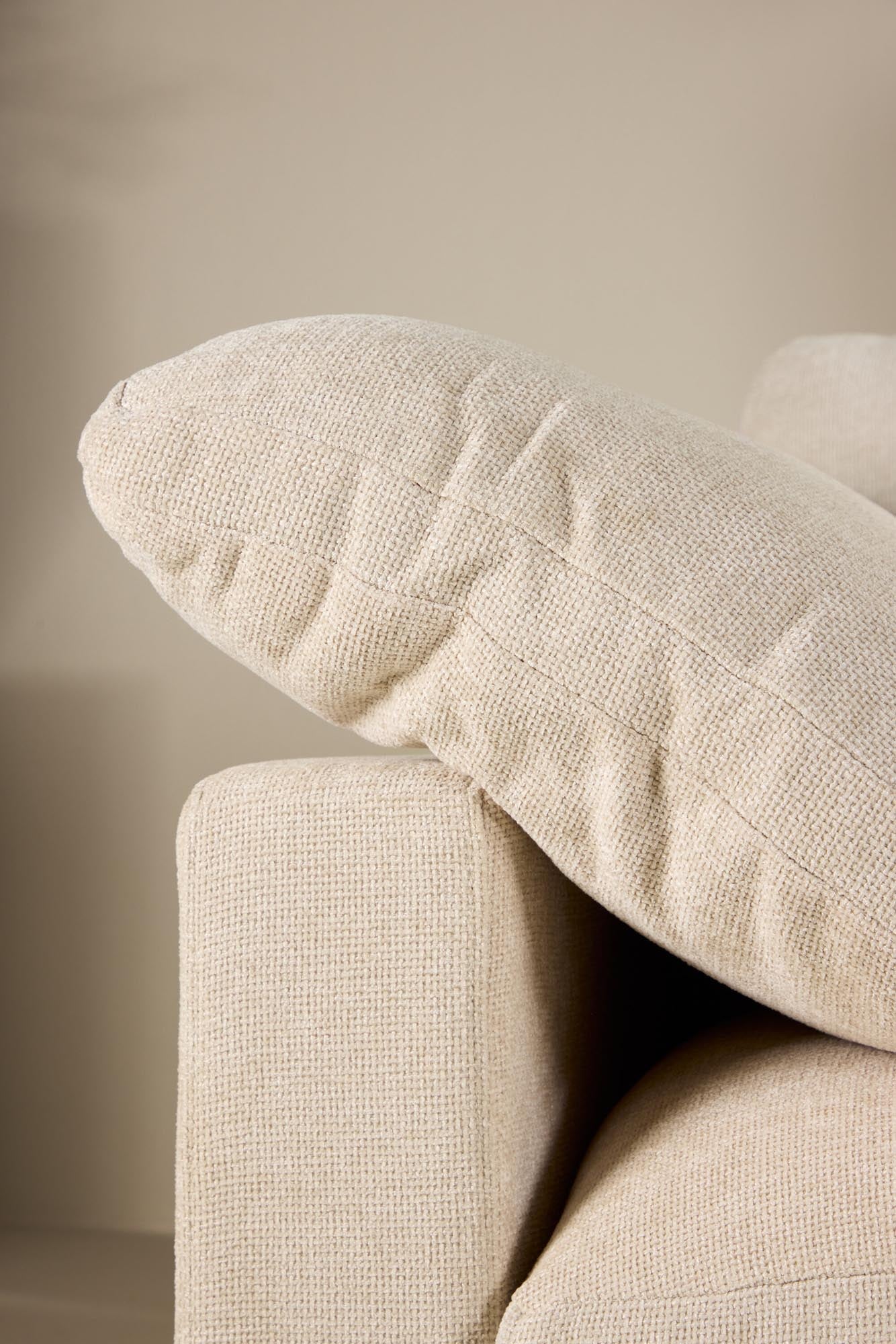 Das Amalfi Ecksofa von Vind bietet stilvolles Design und Komfort, perfekt für zeitgemässe und einladende Wohnbereiche.