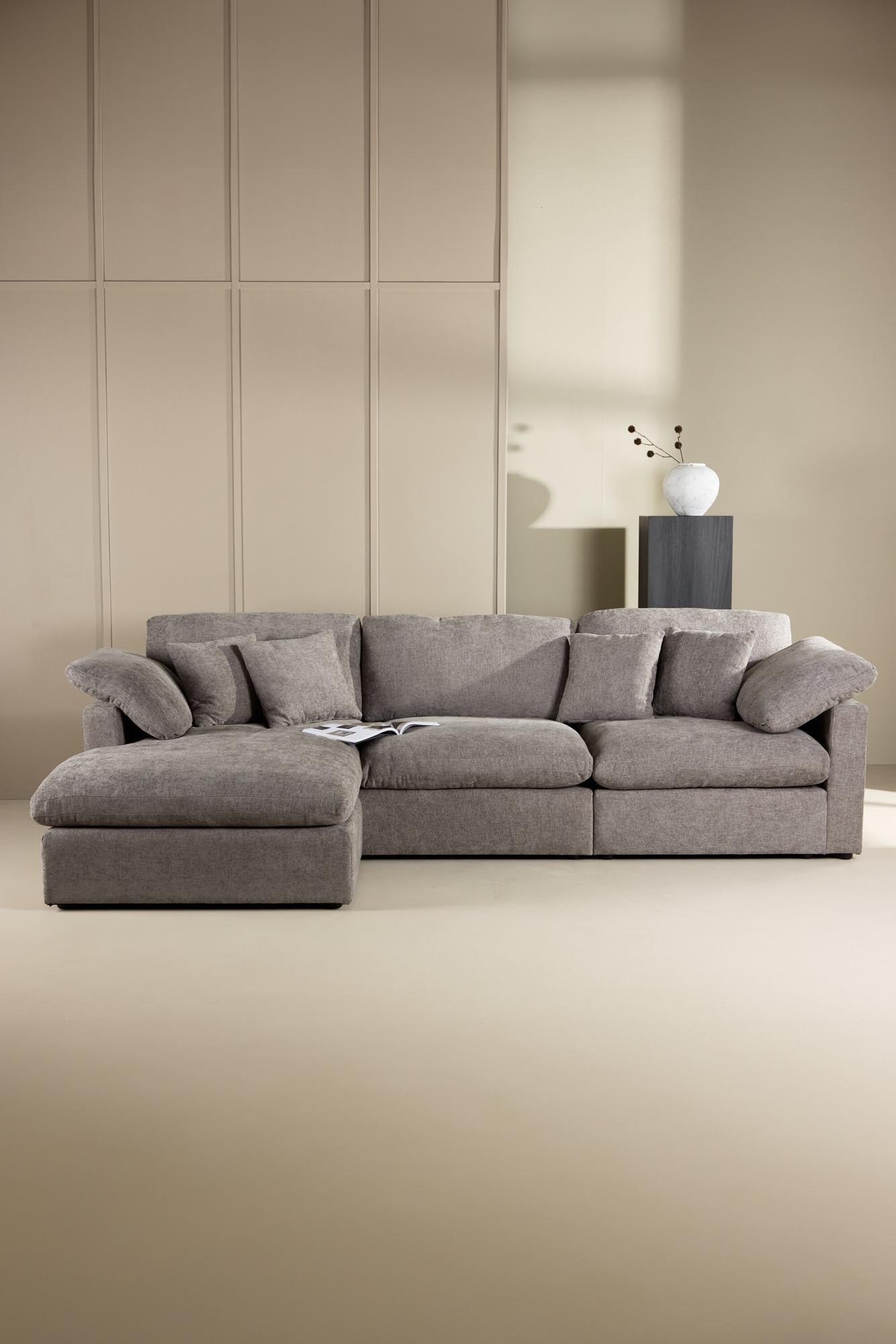 Das Amalfi Ecksofa von Vind bietet elegantes Design und Komfort, perfekt für moderne und stilvolle Wohnbereiche.