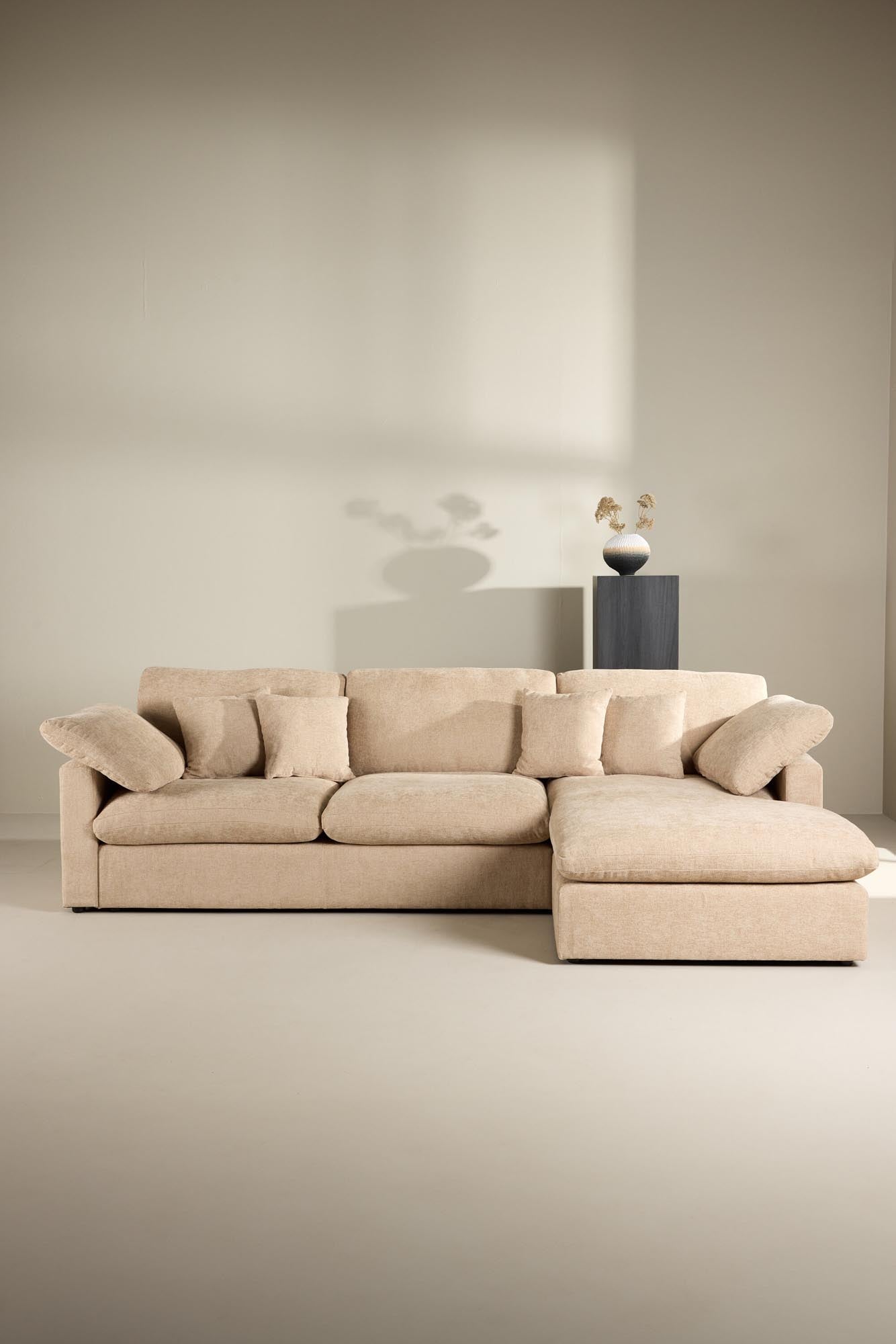 Das Amalfi Ecksofa von Vind kombiniert zeitgemässes Design mit Komfort und schafft eine einladende Atmosphäre in Ihrem Zuhause.
