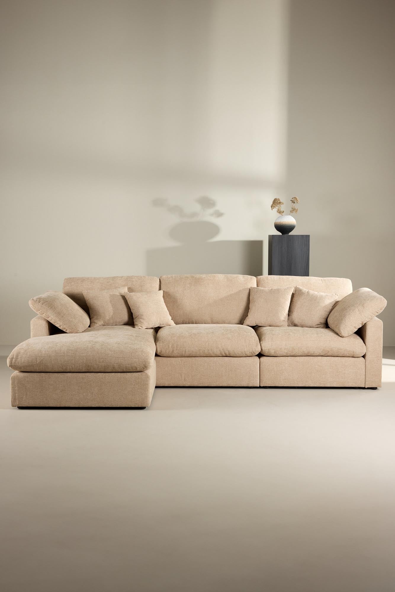 Das Amalfi Ecksofa von Vind bietet modernes Design und Komfort, ideal für eine stilvolle und gemütliche Wohnatmosphäre.