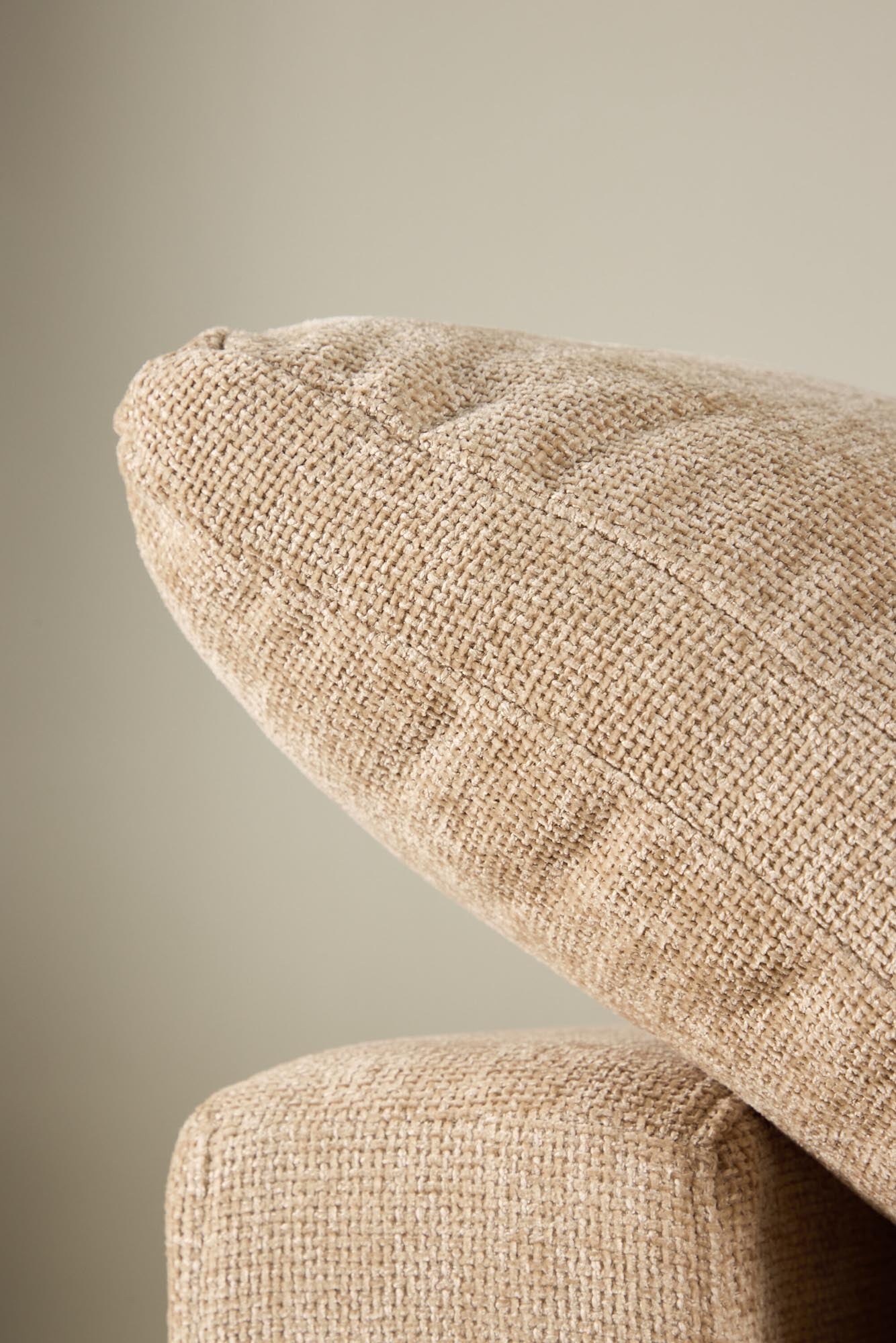 Das Amalfi Ecksofa von Vind bietet elegantes Design und hohen Komfort, perfekt für ein gemütliches Wohnzimmer.