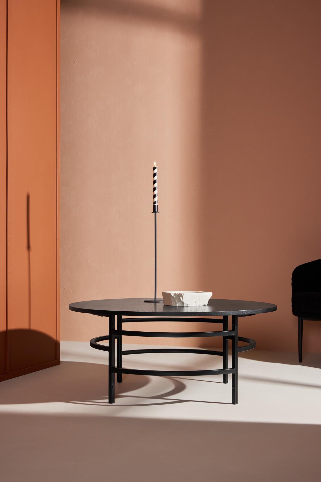 Eleganter Sofatisch im nordischen Stil, aus edlen Materialien gefertigt, perfekt für moderne und stilvolle Wohnräume.