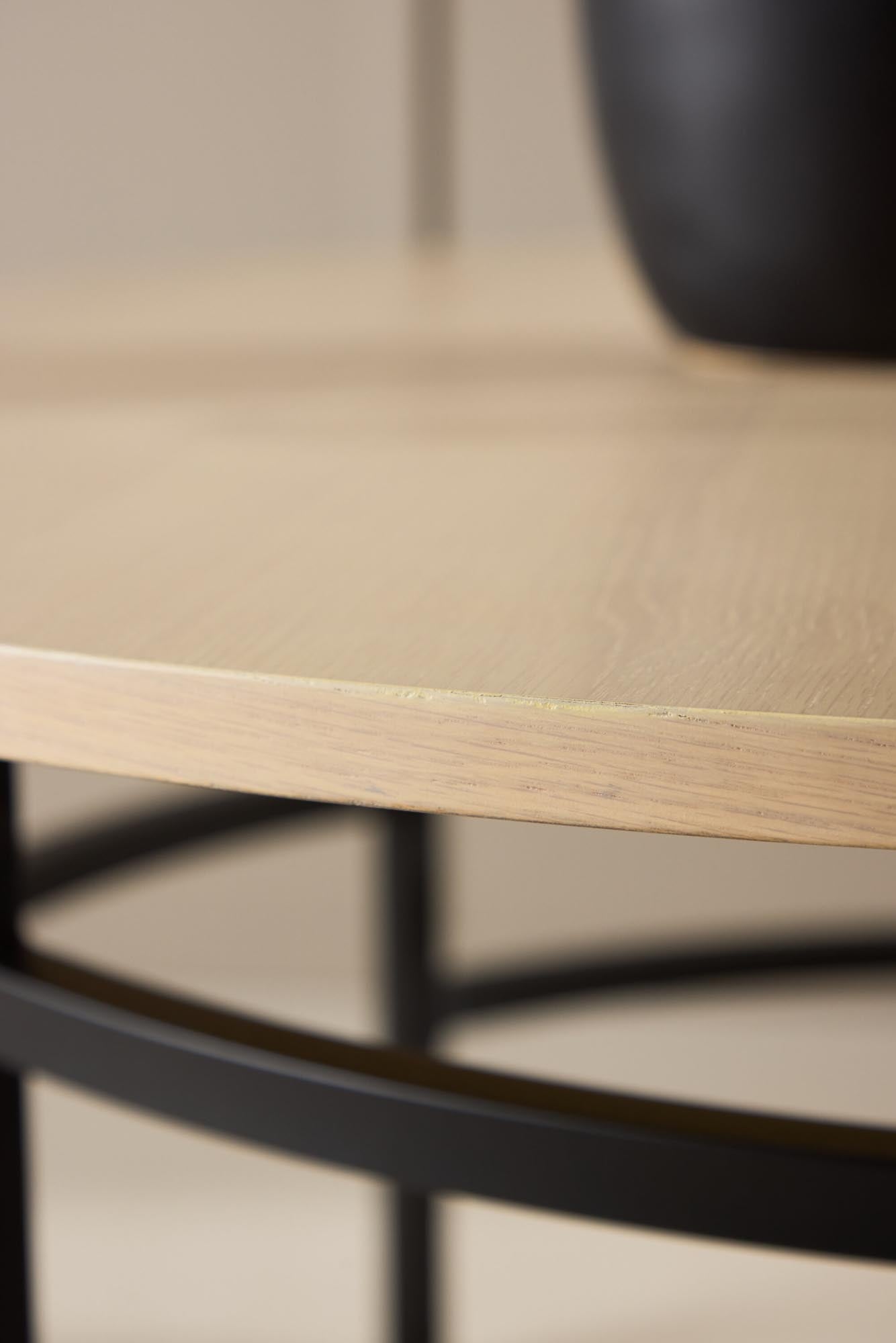 Moderner Sofatisch im skandinavischen Design, gefertigt aus hochwertigen Materialien, ideal für stilvolle Wohnräume.