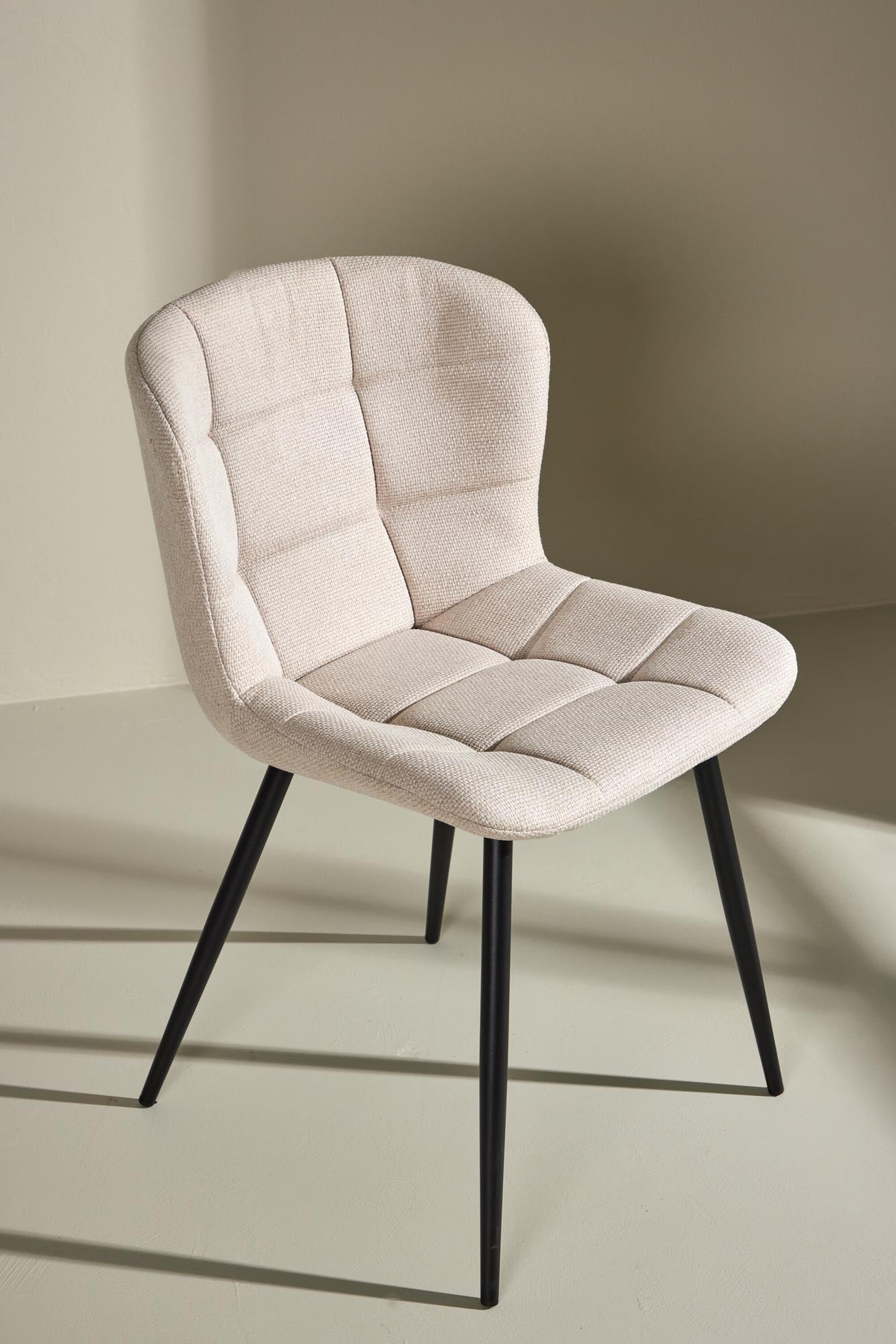 Der Lily Esszimmerstuhl von Venture Home besticht durch modernes Design, Komfort und hochwertige Materialien.