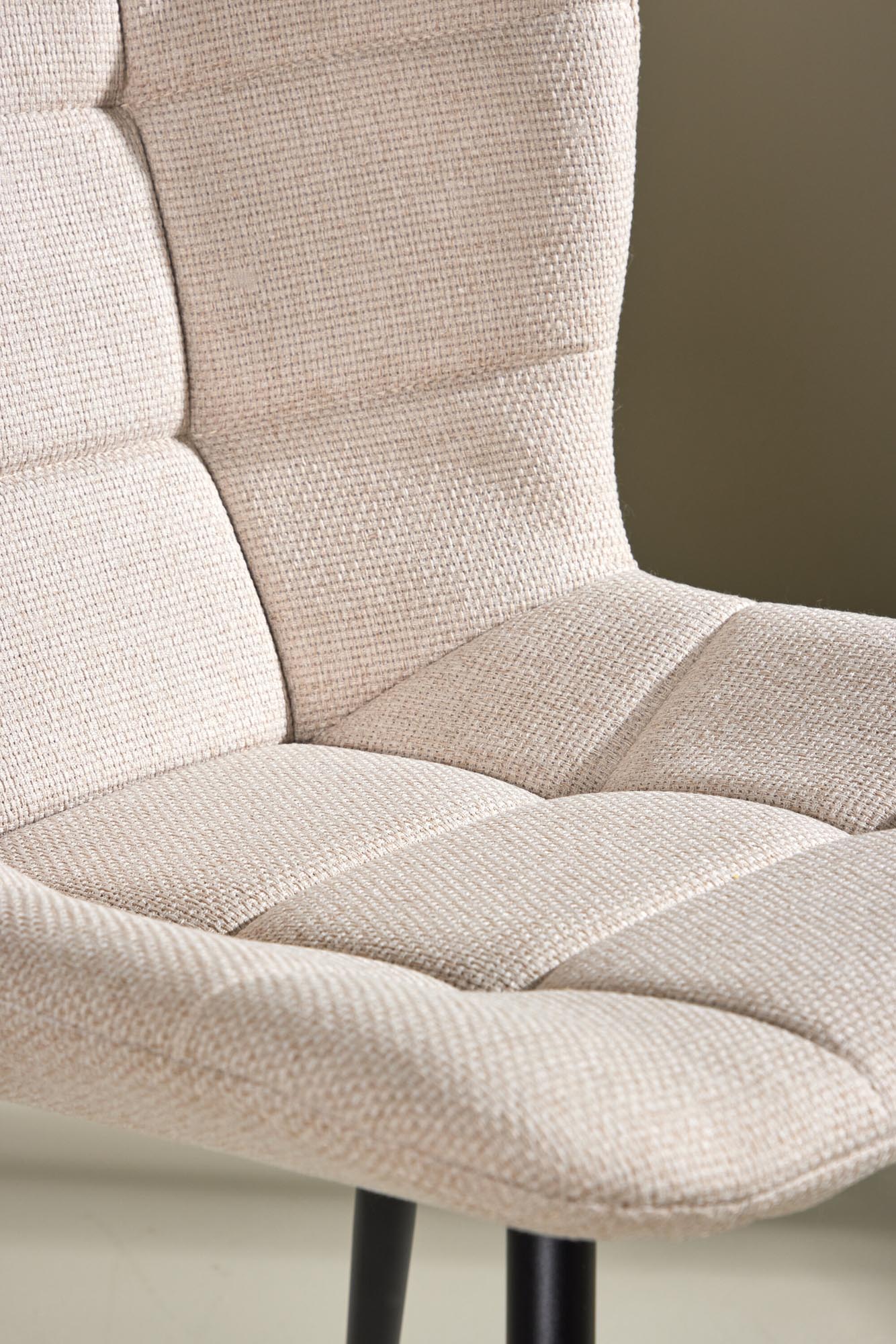 Der Lily Esszimmerstuhl von Venture Home vereint stilvolles Design, bequeme Sitzfläche und erstklassige Materialqualität.