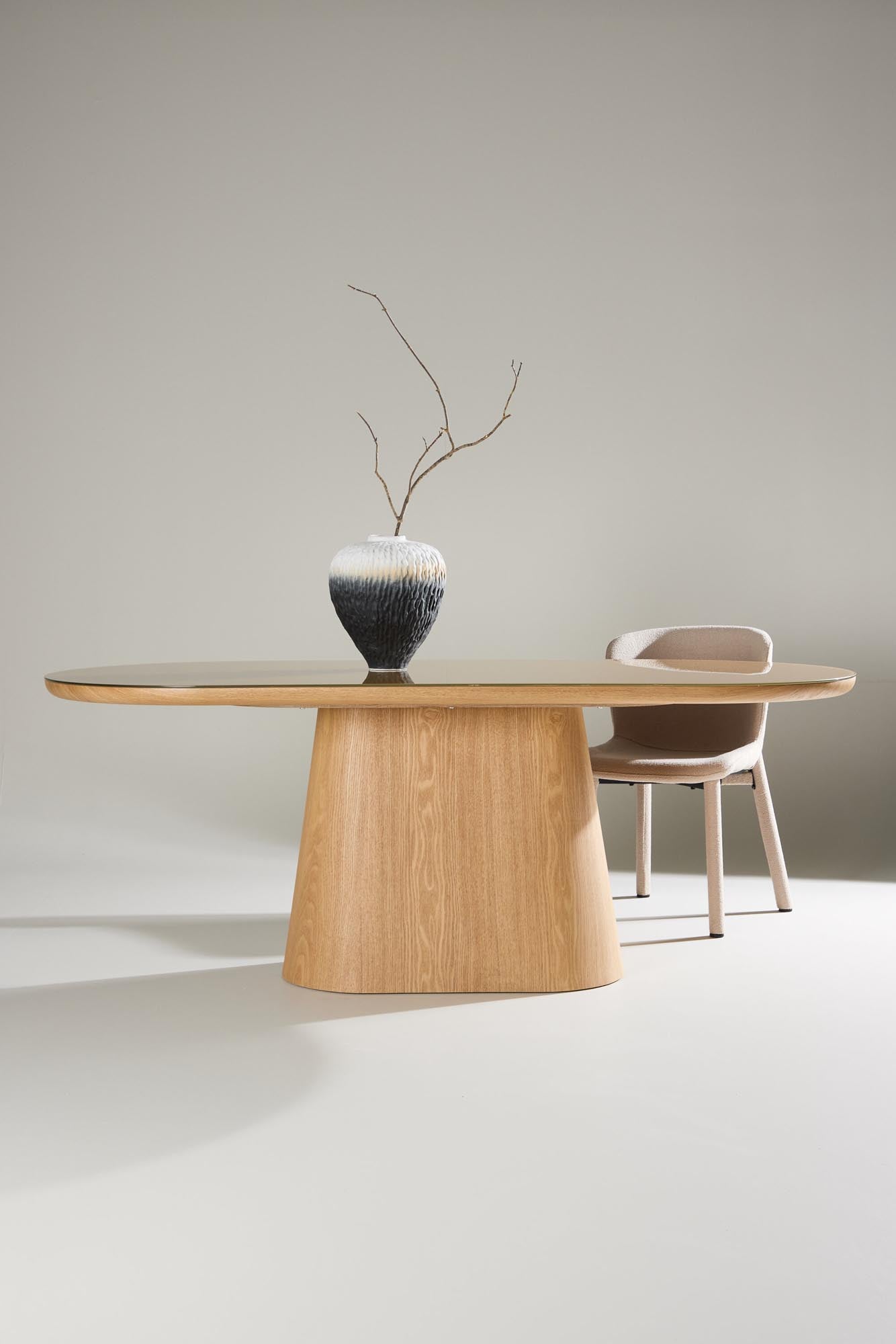 Eleganter ovaler Esstisch Castor von Venture Home, ideal für stilvolle Essbereiche, mit hochwertigem Design und Funktionalität.