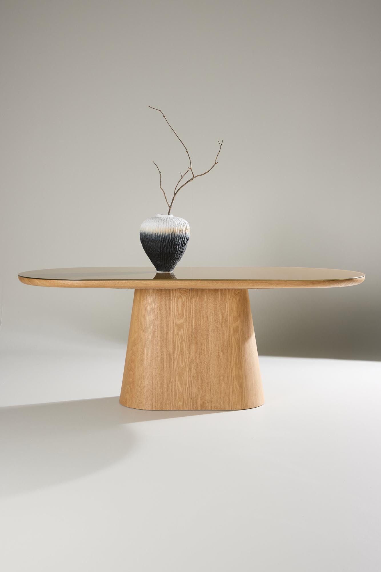 Moderner ovaler Esstisch Castor von Venture Home, perfekt für stilvolle Räume, mit zeitlosem Design und praktischer Eleganz.