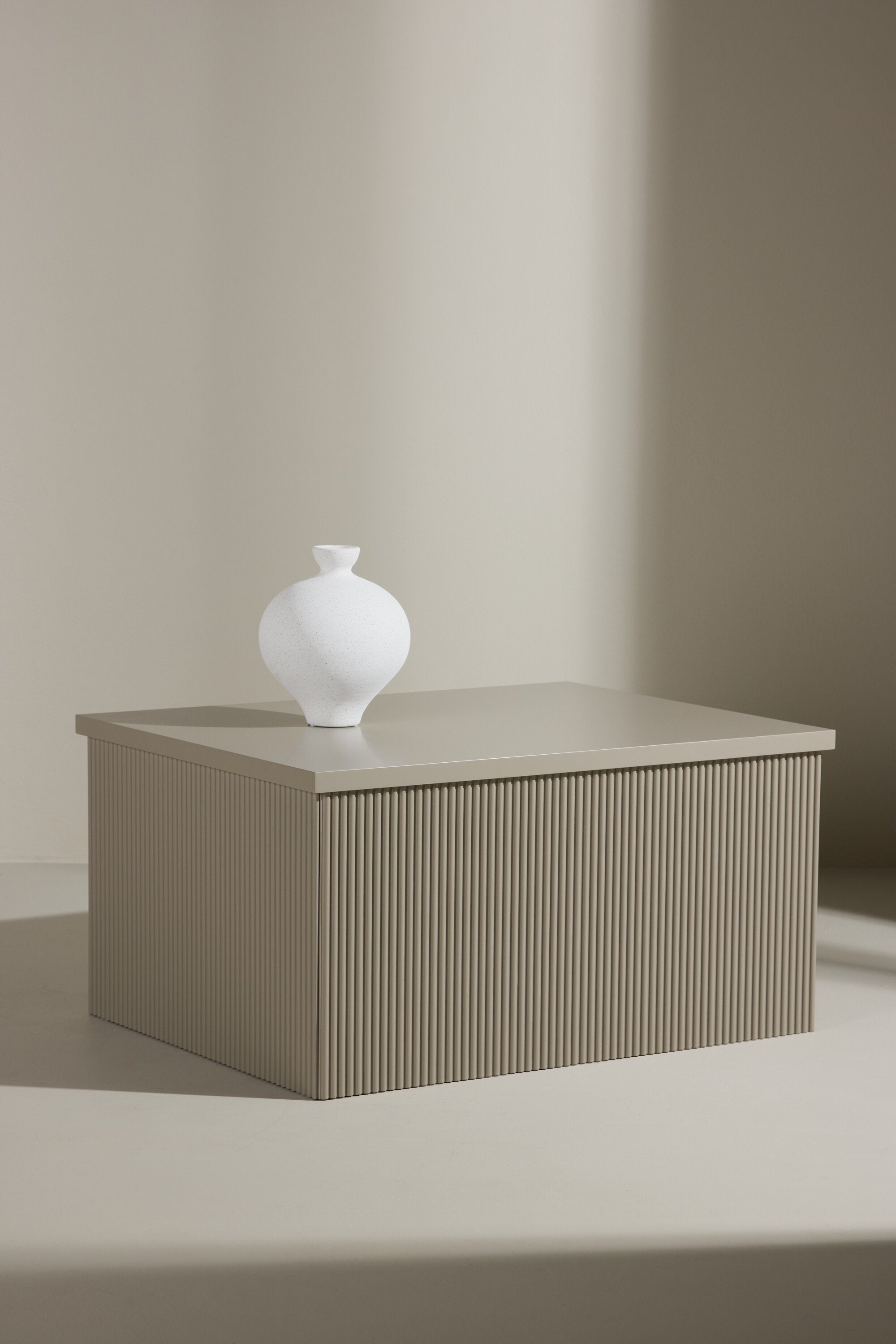 Lenox Beistelltisch in Beige präsentiert im Onlineshop von KAQTU Design AG. Beistelltisch ist von Venture Home