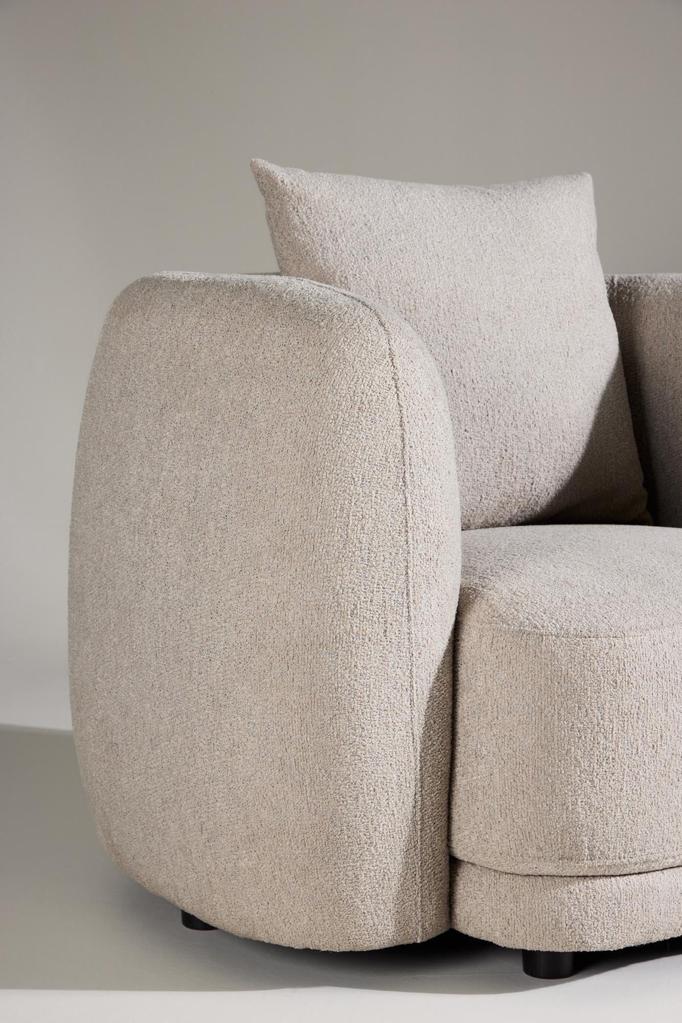 Moderner Cielo Sessel von Venture Home, bietet stilvollen Komfort und zeitloses Design für jedes Interieur.