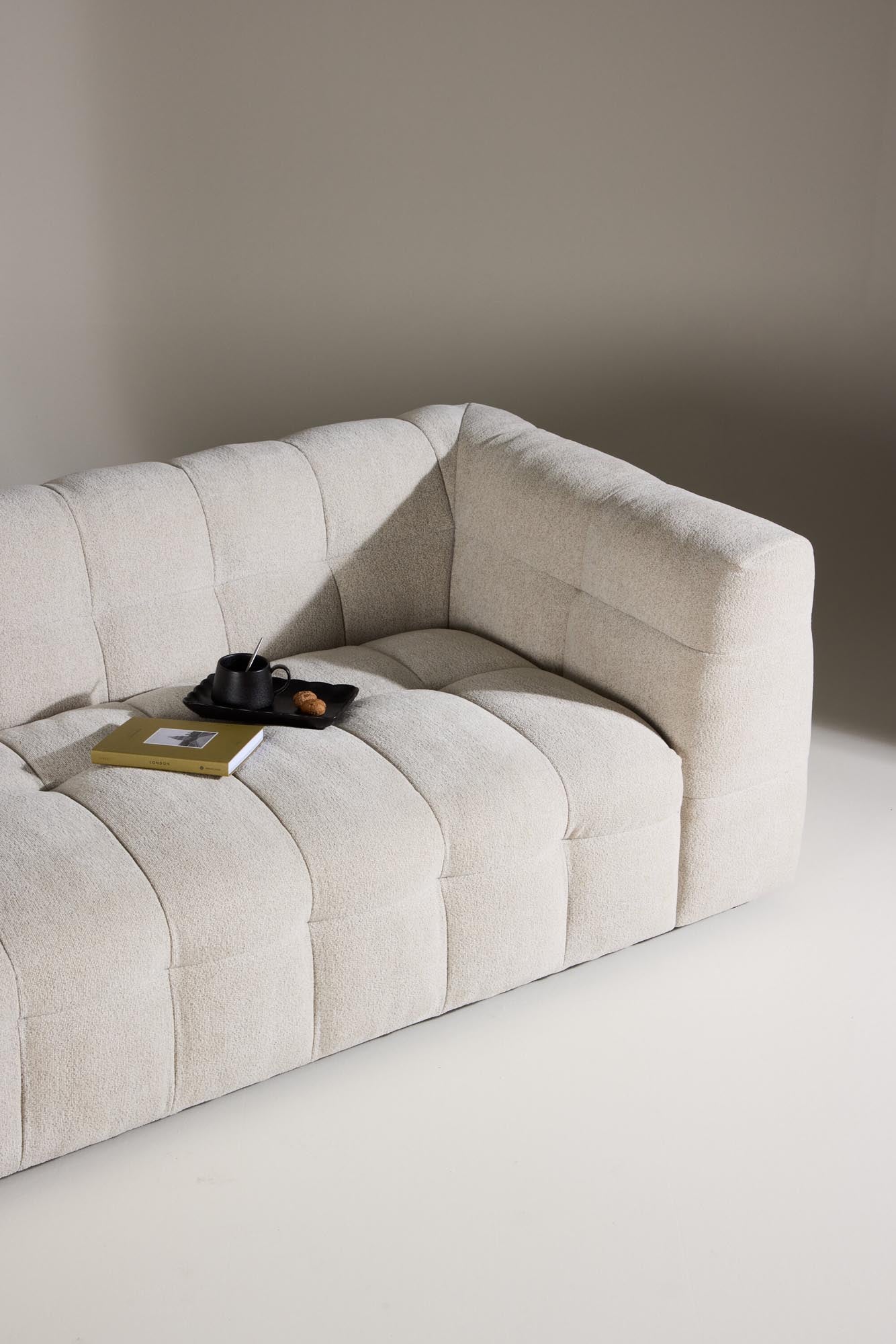 Das Malou 3-Sitzer Sofa von Venture Home kombiniert modernes Design mit Komfort, ideal für stilvolle Wohnräume.