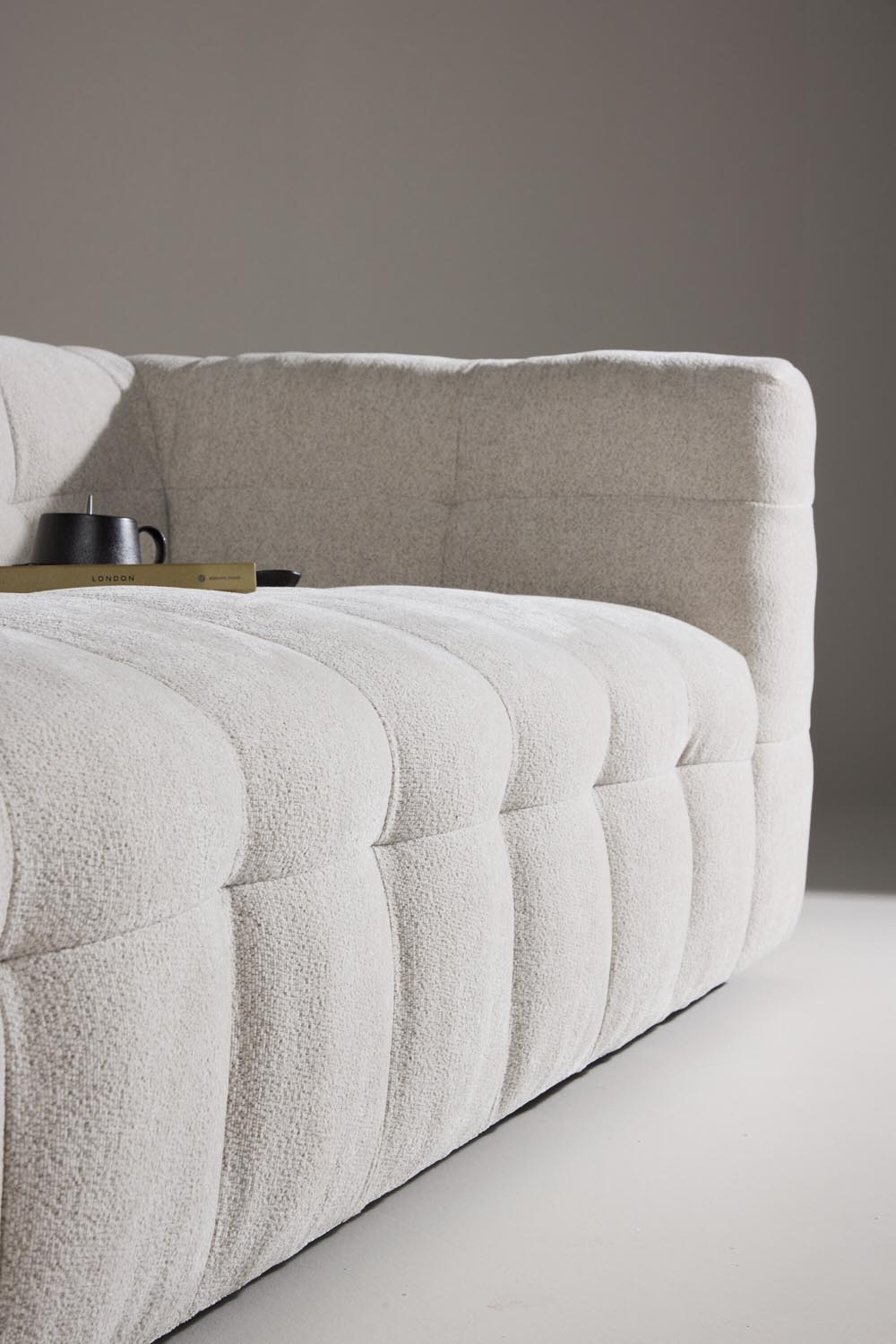 Malou 3-Sitzer Sofa in Beige präsentiert im Onlineshop von KAQTU Design AG. 3er Sofa ist von Venture Home