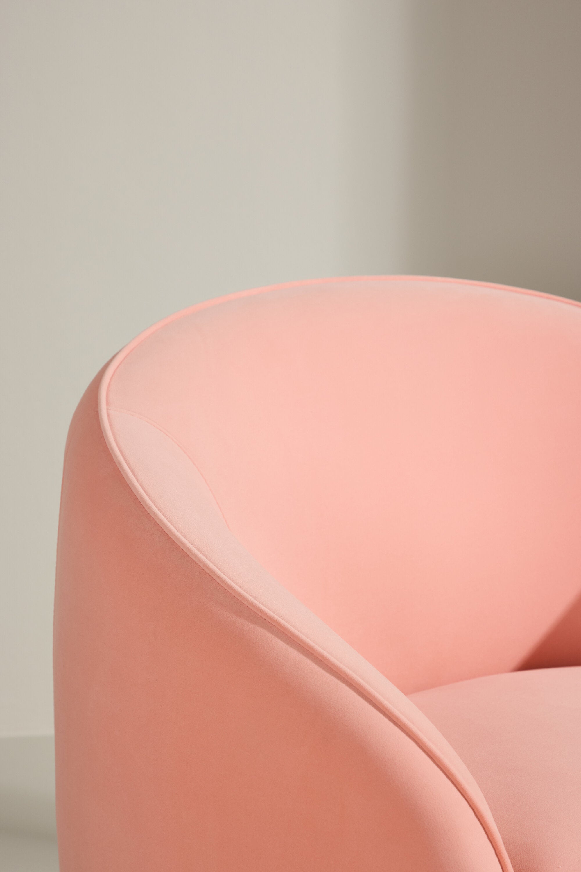 Neo Sessel in Pink präsentiert im Onlineshop von KAQTU Design AG. Sessel mit Armlehnen ist von Venture Home