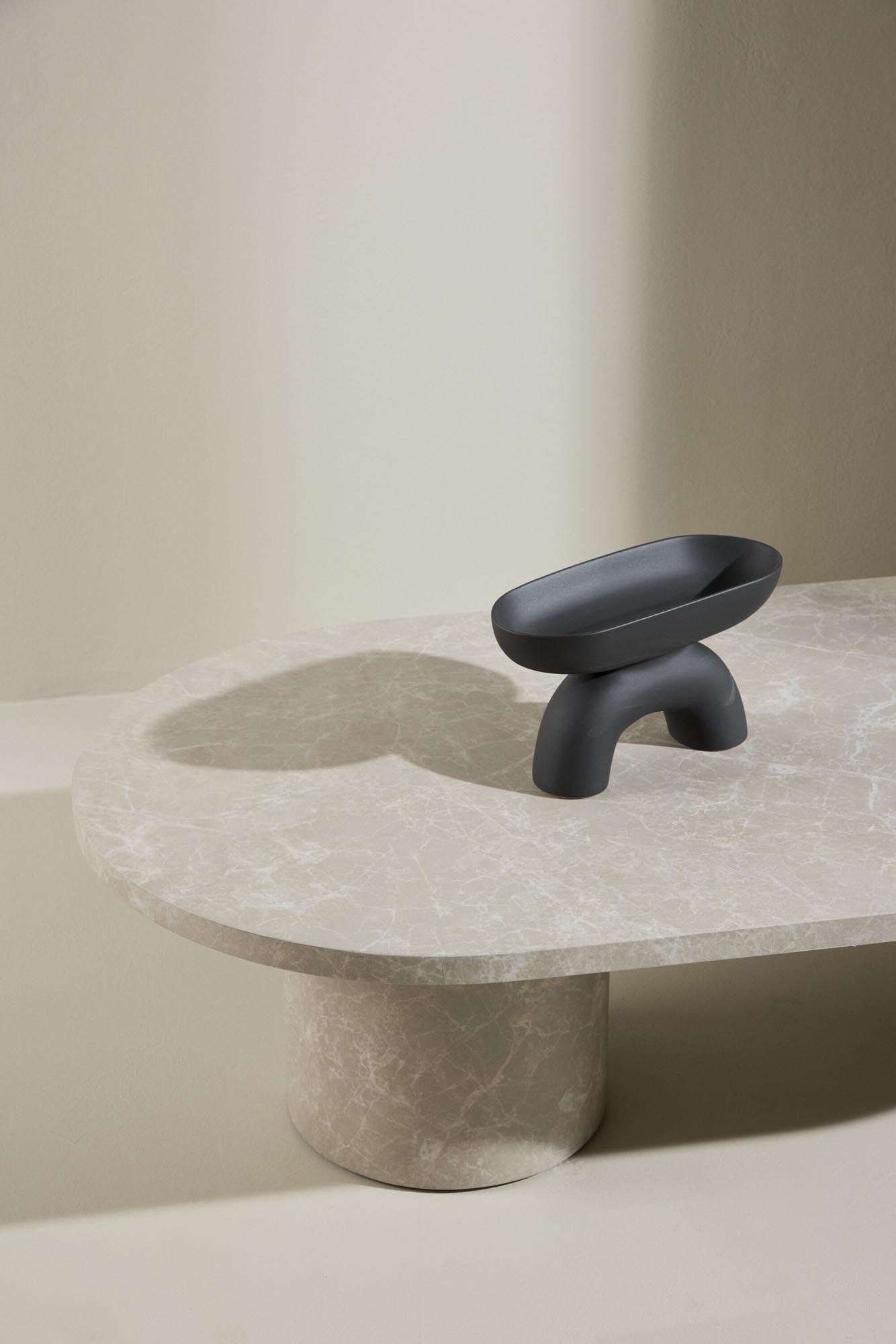 Eleganter Sofatisch Narvik von Venture Home, verbindet modernes Design mit Funktionalität, ideal für stilvolle Wohnzimmer.