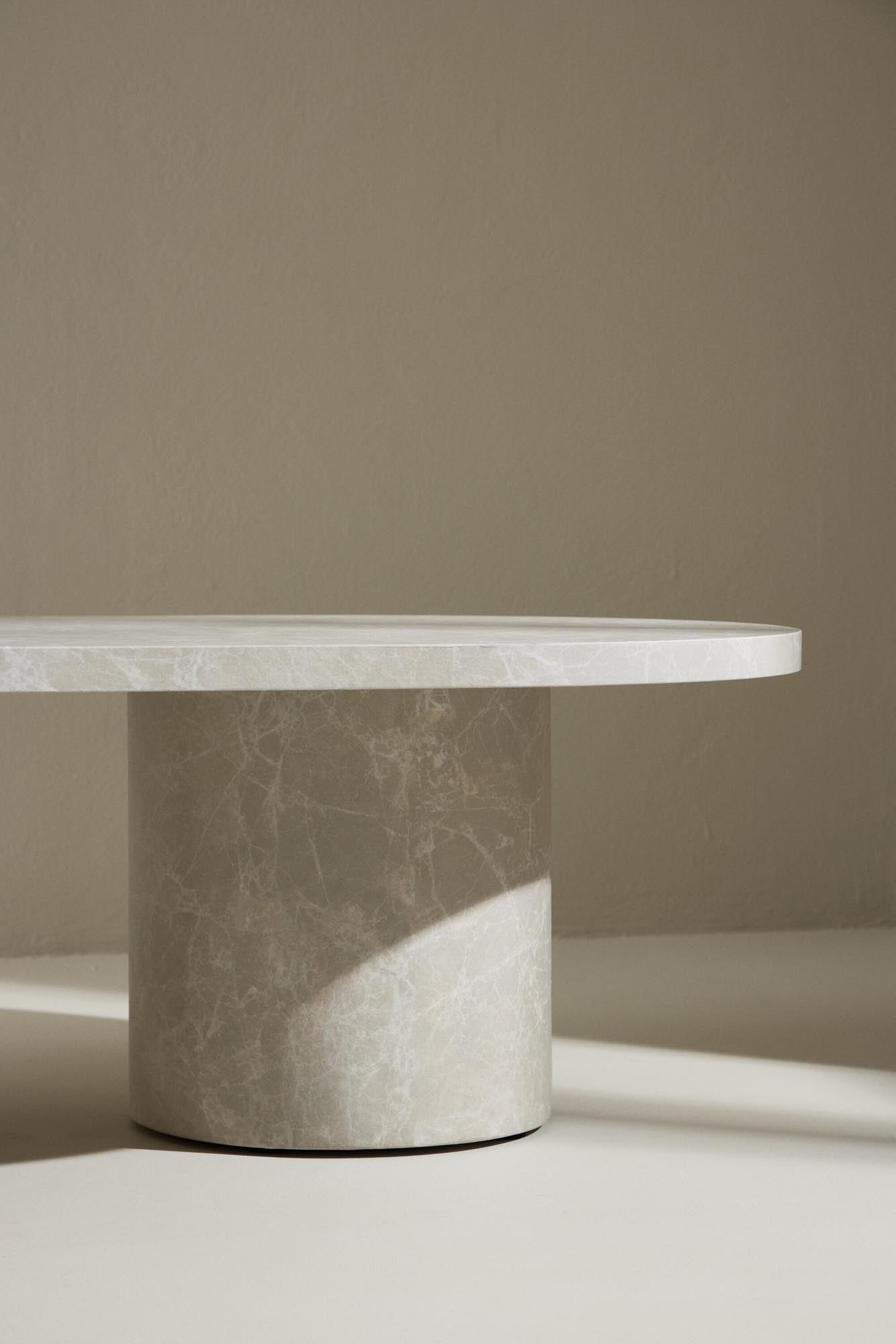 Moderner Sofatisch Narvik von Venture Home, vereint stilvolles Design und praktische Funktion, perfekt für jedes Wohnzimmer.