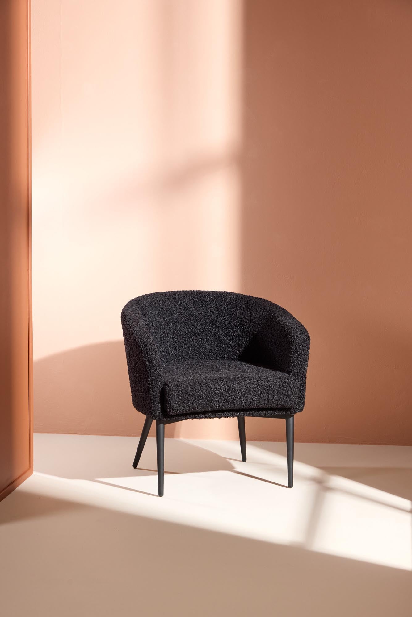 Entdecken Sie den Fluffy Sessel von Venture Home: Luxuriöser Komfort, elegantes Design und perfekte Ergonomie für Ihr Zuhause.