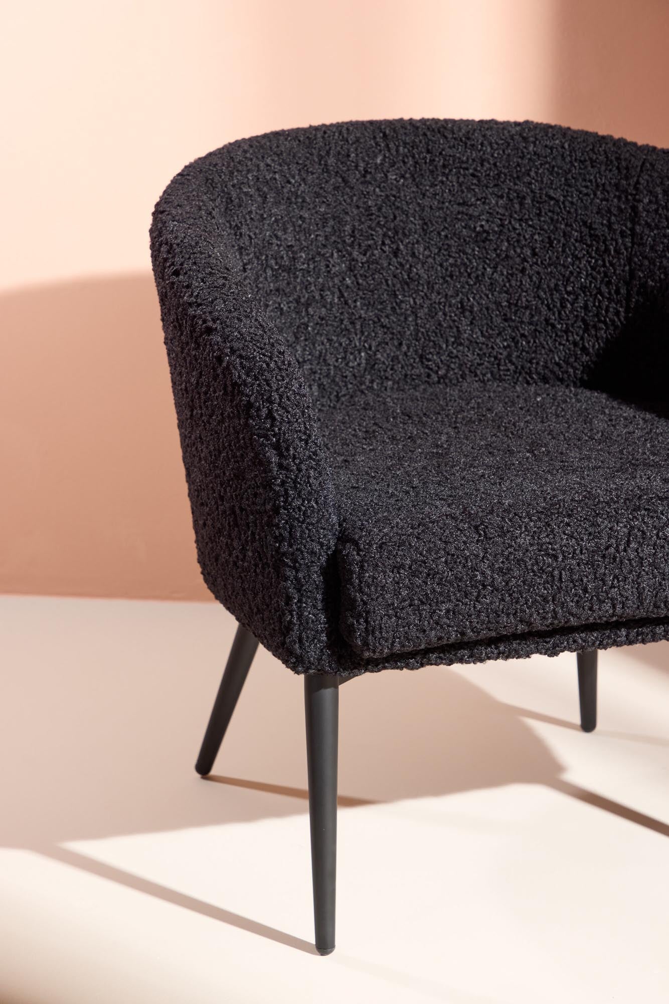 Erleben Sie den Fluffy Sessel von Venture Home: Weicher Teddy-Stoff, ergonomische Form und stilvolles Design für ultimativen Sitzkomfort.