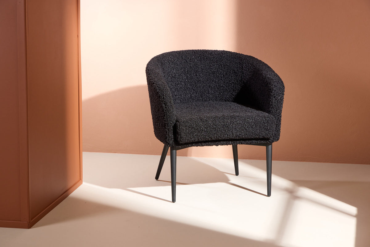 Fluffy Sessel in Schwarz präsentiert im Onlineshop von KAQTU Design AG. Sessel mit Armlehnen ist von Venture Home