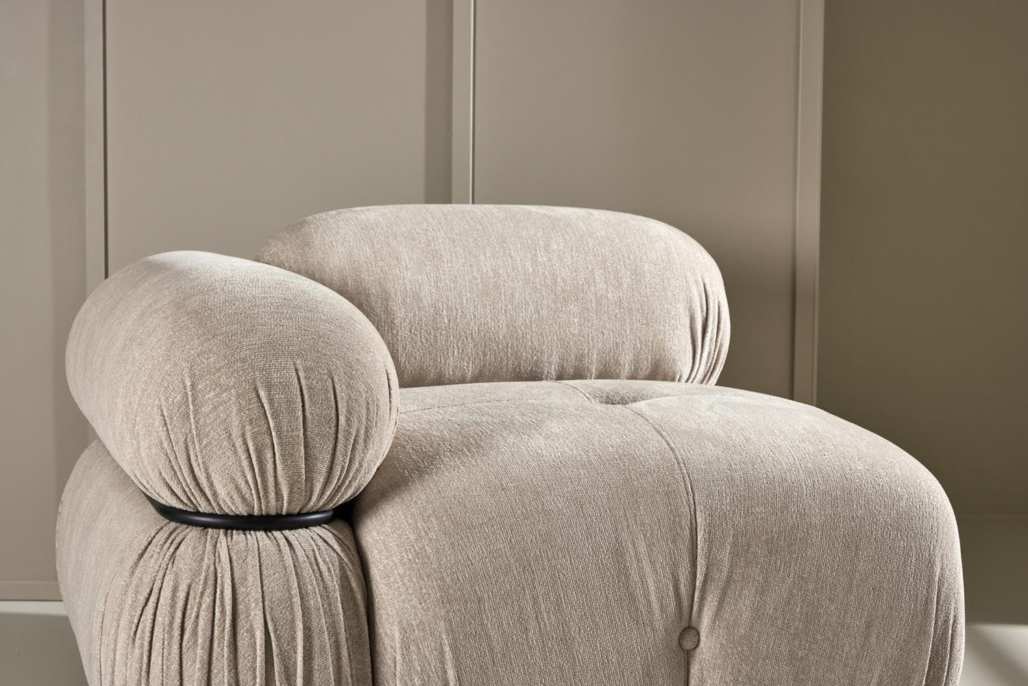 Mika modulares Sofa in Beige präsentiert im Onlineshop von KAQTU Design AG. Modulares Sofa ist von Venture Home