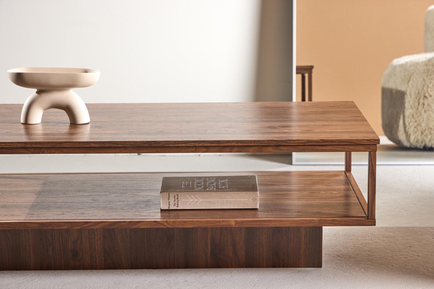 Maglehem Sofatisch in Walnuss präsentiert im Onlineshop von KAQTU Design AG. Beistelltisch ist von Venture Home