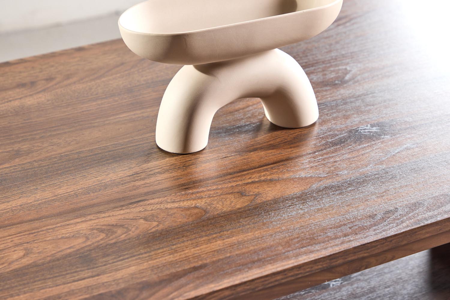 Maglehem Sofatisch in Walnuss präsentiert im Onlineshop von KAQTU Design AG. Beistelltisch ist von Venture Home