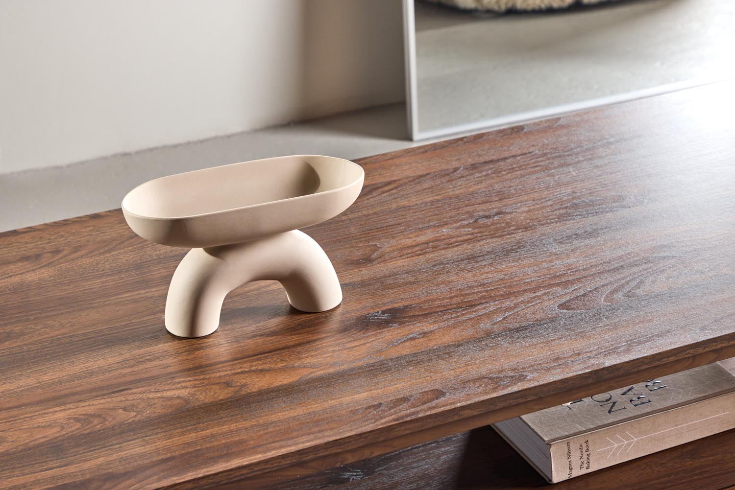 Maglehem Sofatisch in Walnuss präsentiert im Onlineshop von KAQTU Design AG. Beistelltisch ist von Venture Home