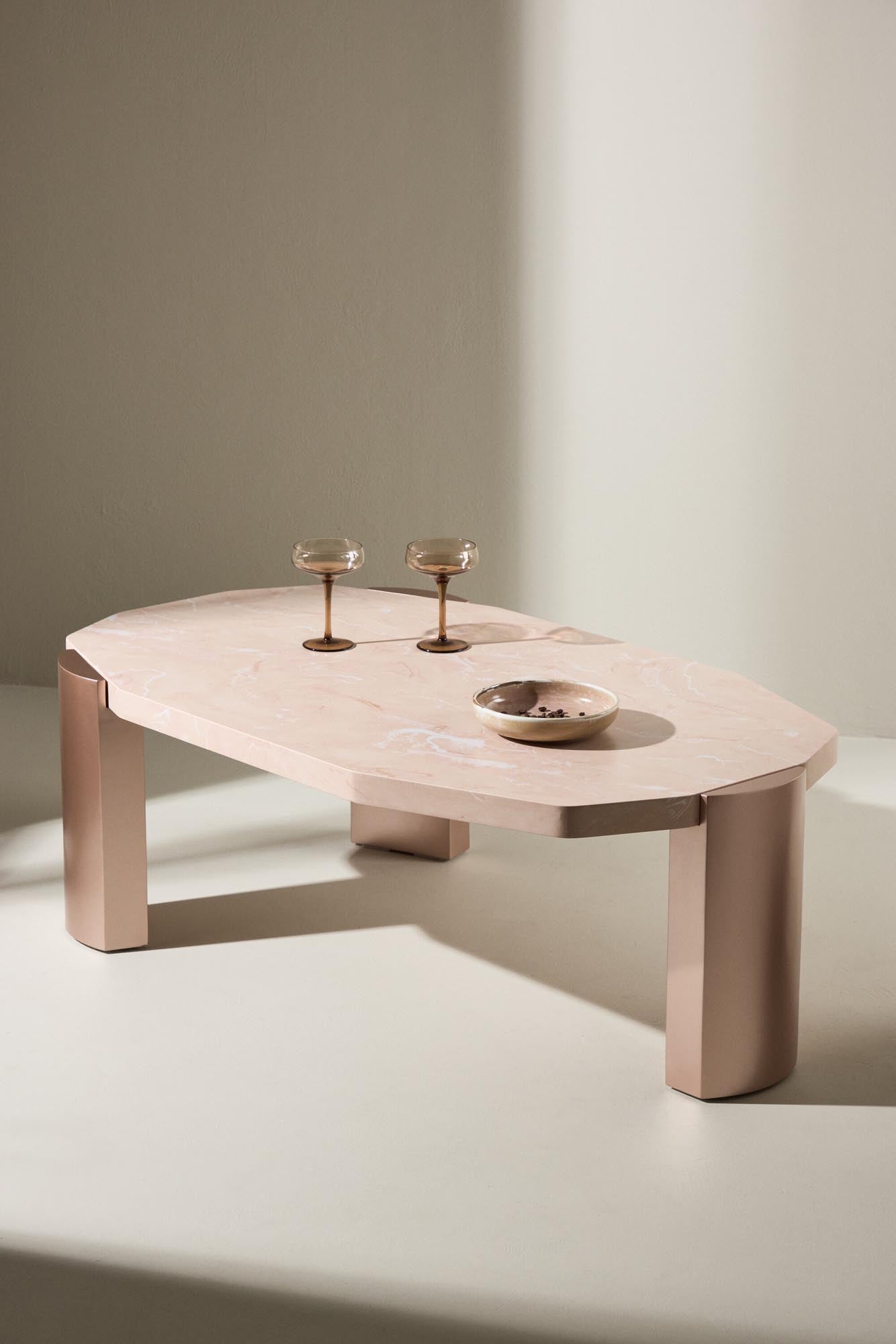 Eleganter Sofatisch Kres von Venture Home, 125x70.5 cm, modernes Design, perfekt für Wohnzimmer, hochwertige Verarbeitung.