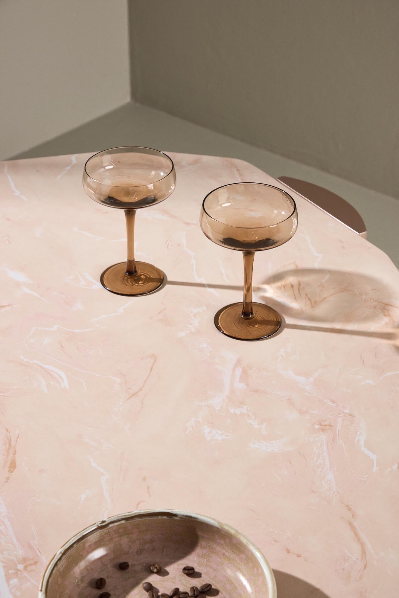 Eleganter Sofatisch Kres von Venture Home, 125x70.5 cm, modernes Design, perfekt für Wohnzimmer, hochwertige Verarbeitung.