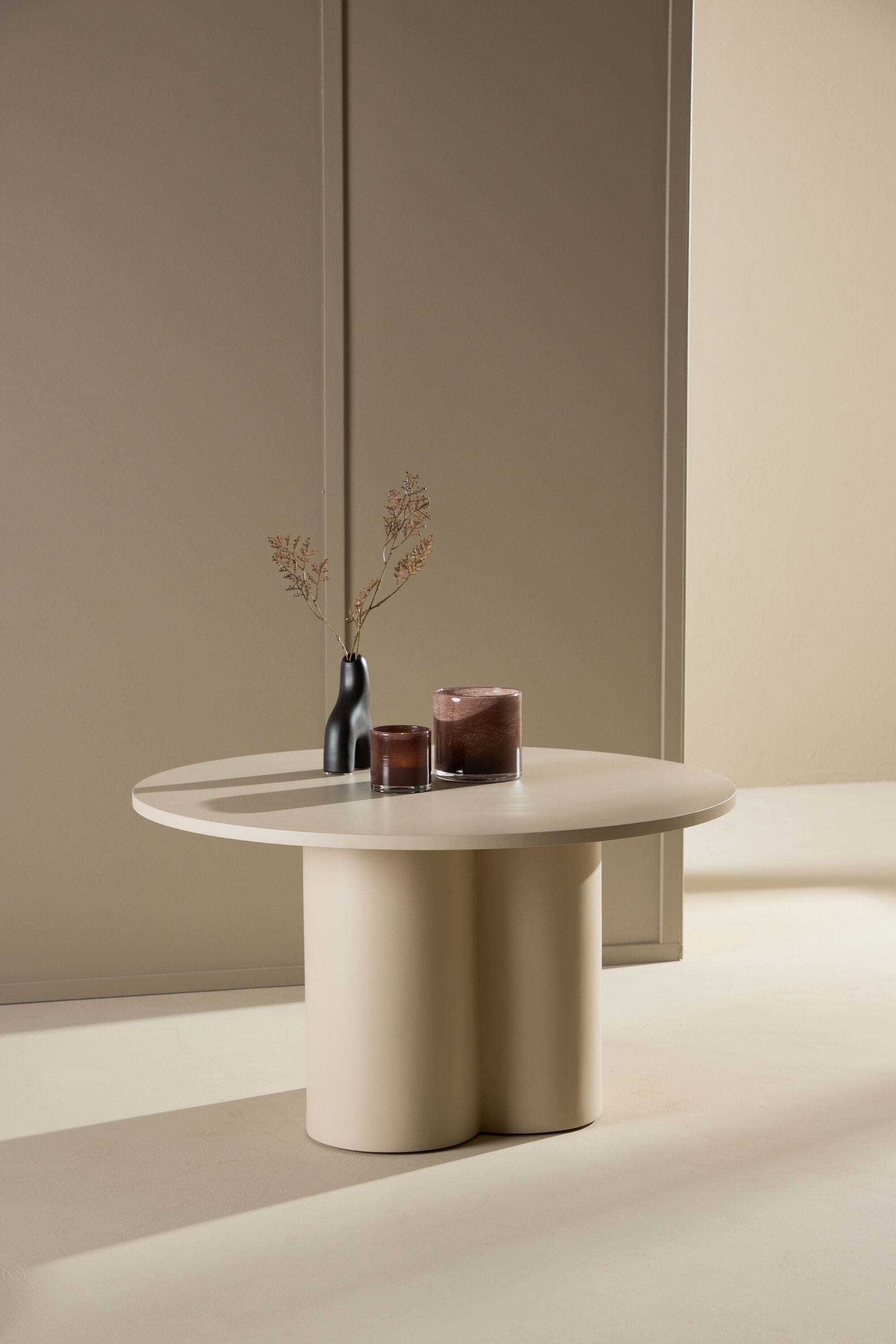 Olivia Coffee Tisch in Beige präsentiert im Onlineshop von KAQTU Design AG. Beistelltisch ist von Venture Home