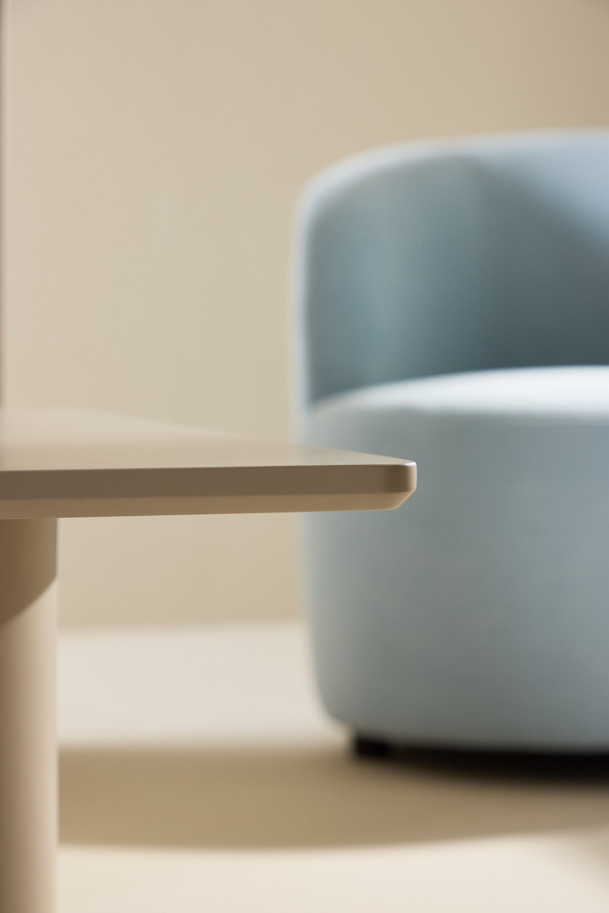 Olivia Sofatisch in Beige präsentiert im Onlineshop von KAQTU Design AG. Beistelltisch ist von Venture Home
