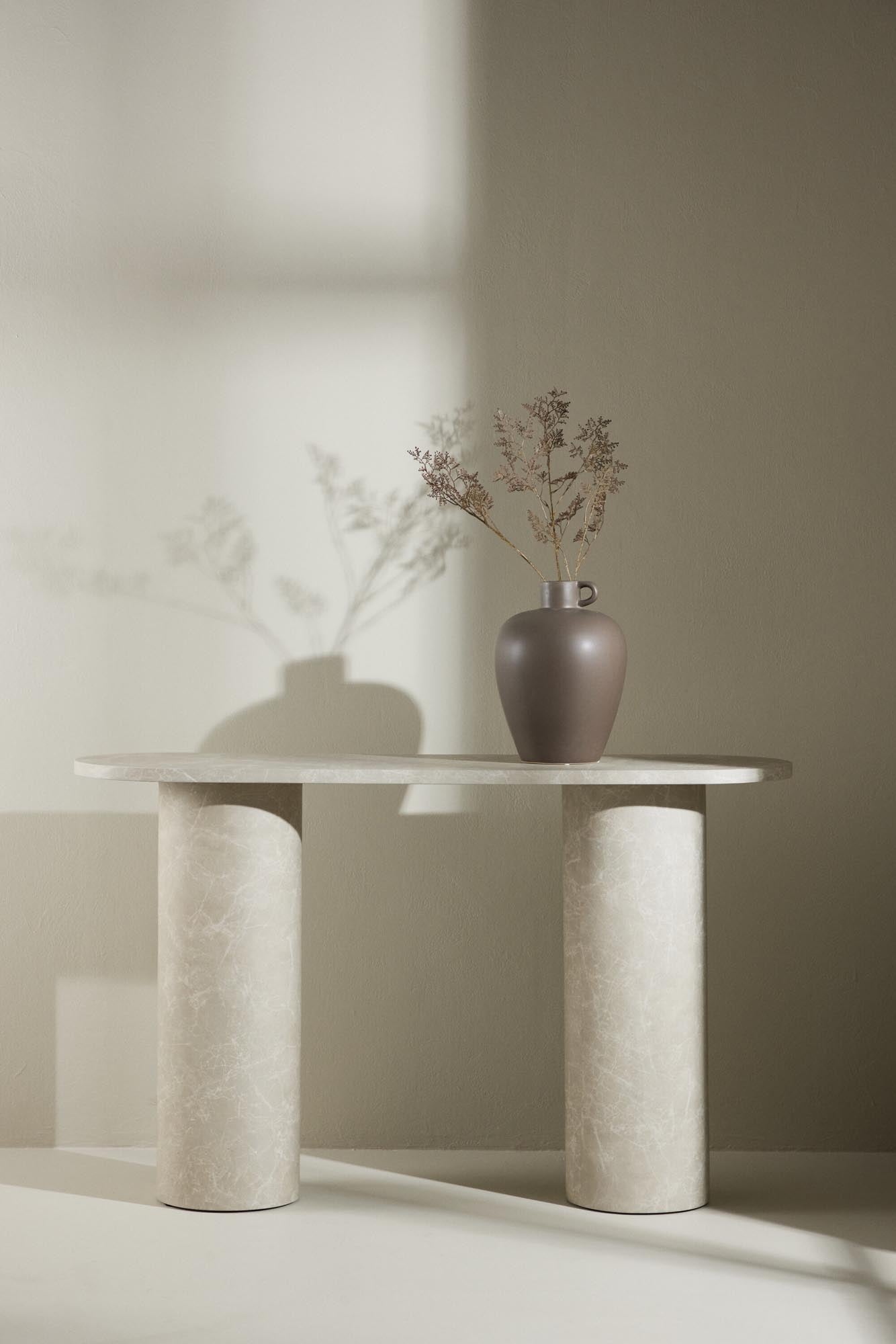 Eleganter Narvik Sofatisch von Venture Home, ovales Design in Beige oder Marmoroptik, ideal für skandinavische Wohnstile und pflegeleicht im Alltag.