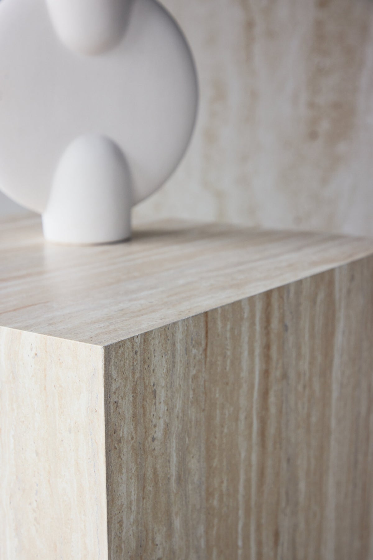 York Sofatisch von Venture Home, beiger Beistelltisch aus MDF mit quadratischer Tischplatte und schlichten Beinen im Steinlook