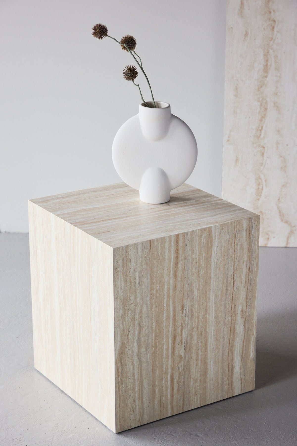 York Sofatisch von Venture Home, beiger Beistelltisch aus MDF mit quadratischer Tischplatte und schlichten Beinen im Steinlook