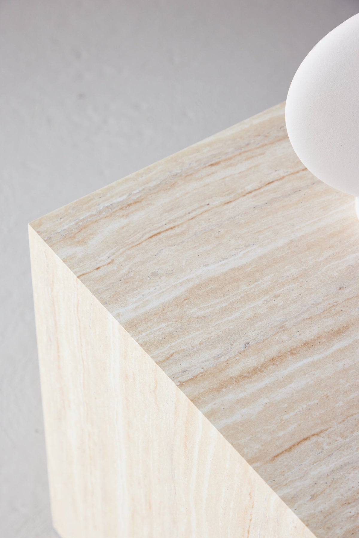 York Sofatisch von Venture Home, beiger Beistelltisch aus MDF mit quadratischer Tischplatte und schlichten Beinen im Steinlook