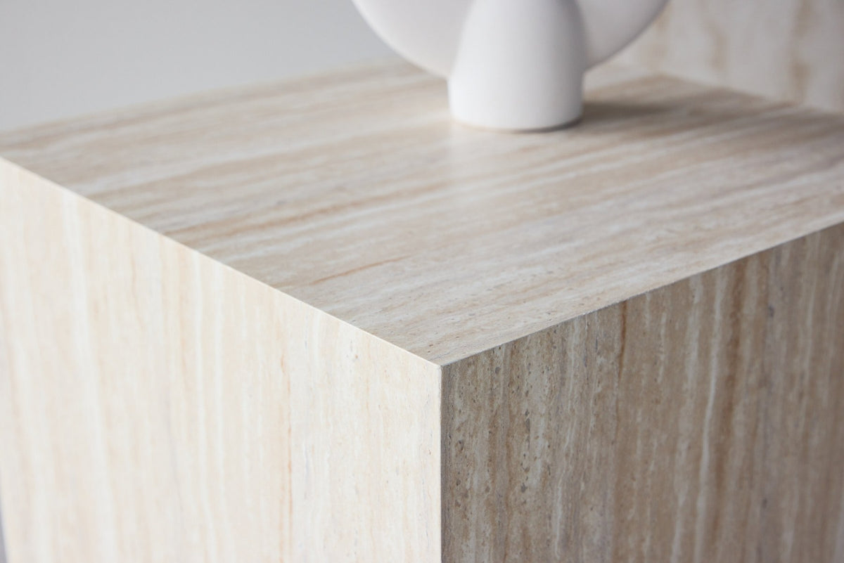 York Sofatisch von Venture Home, beiger Beistelltisch aus MDF mit quadratischer Tischplatte und schlichten Beinen im Steinlook