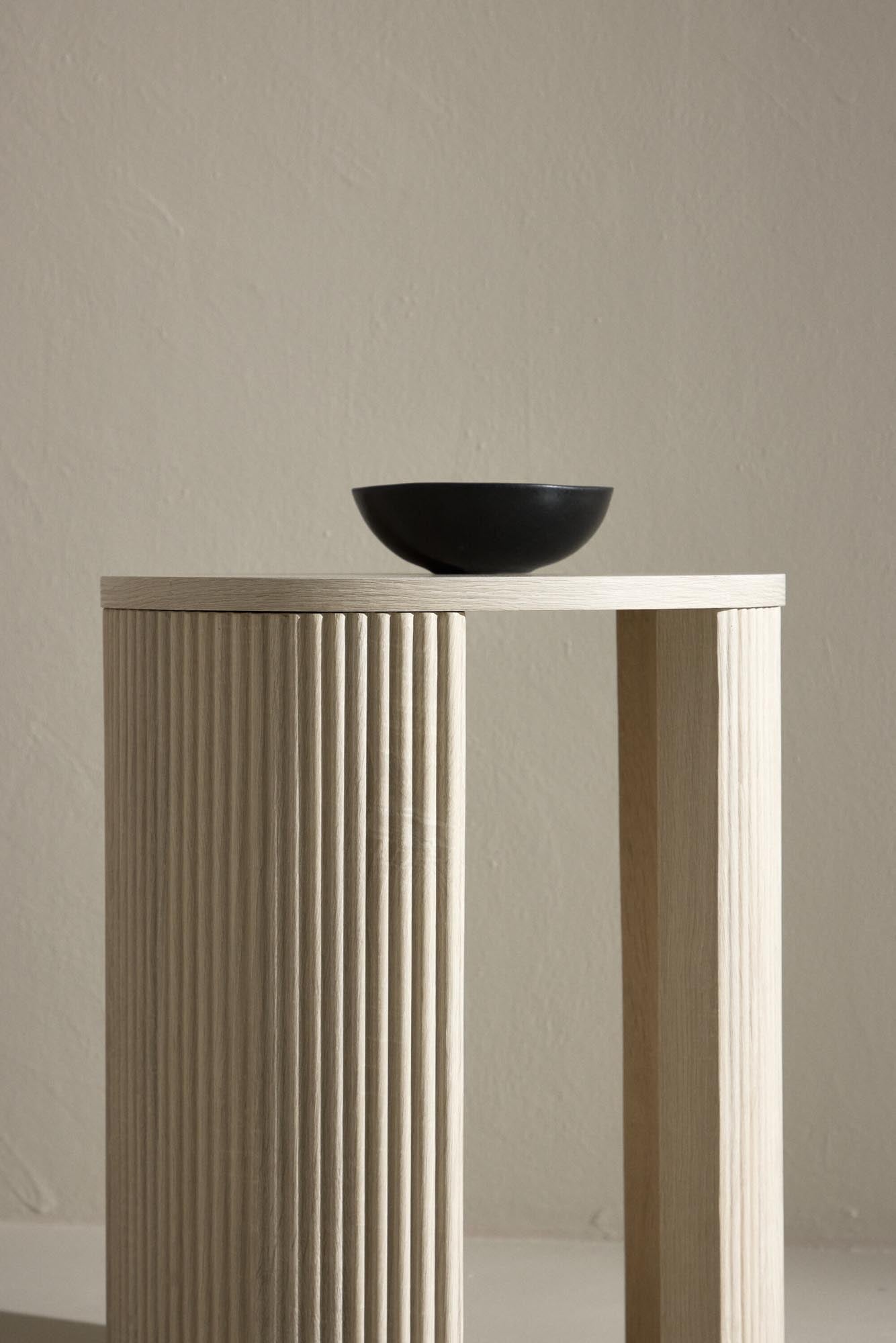 Moderner Beistelltisch mit 40 cm Durchmesser, ideal für stilvolle Wohnräume, von Venture Home entworfen.