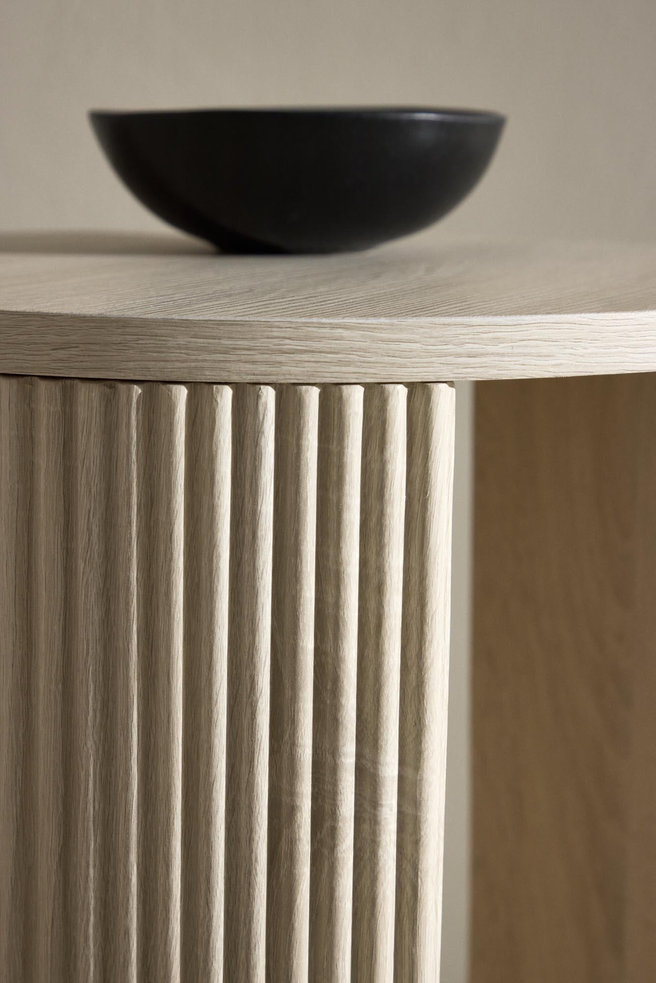 Eleganter Beistelltisch mit 40 cm Durchmesser, perfekt für moderne Wohnräume, von Venture Home gestaltet.