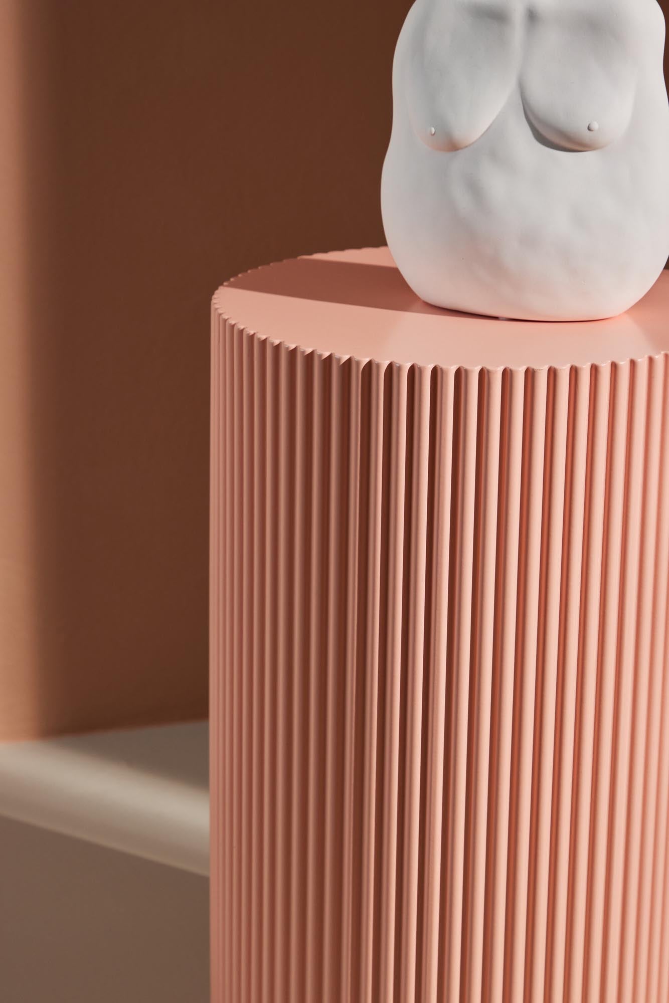 Moderner Lenox Beistelltisch von Venture Home, stilvolles Design, ideal für Wohnzimmer oder Schlafzimmer, kompakt und funktional.