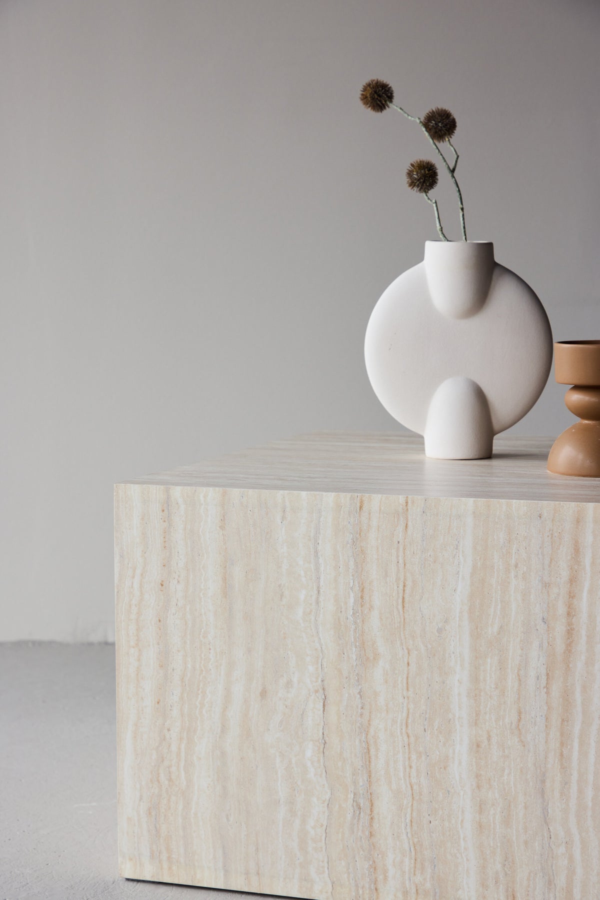 York Sofatisch von Venture Home, beiger Beistelltisch aus MDF mit quadratischer Tischplatte und schlichten Beinen im Steinlook