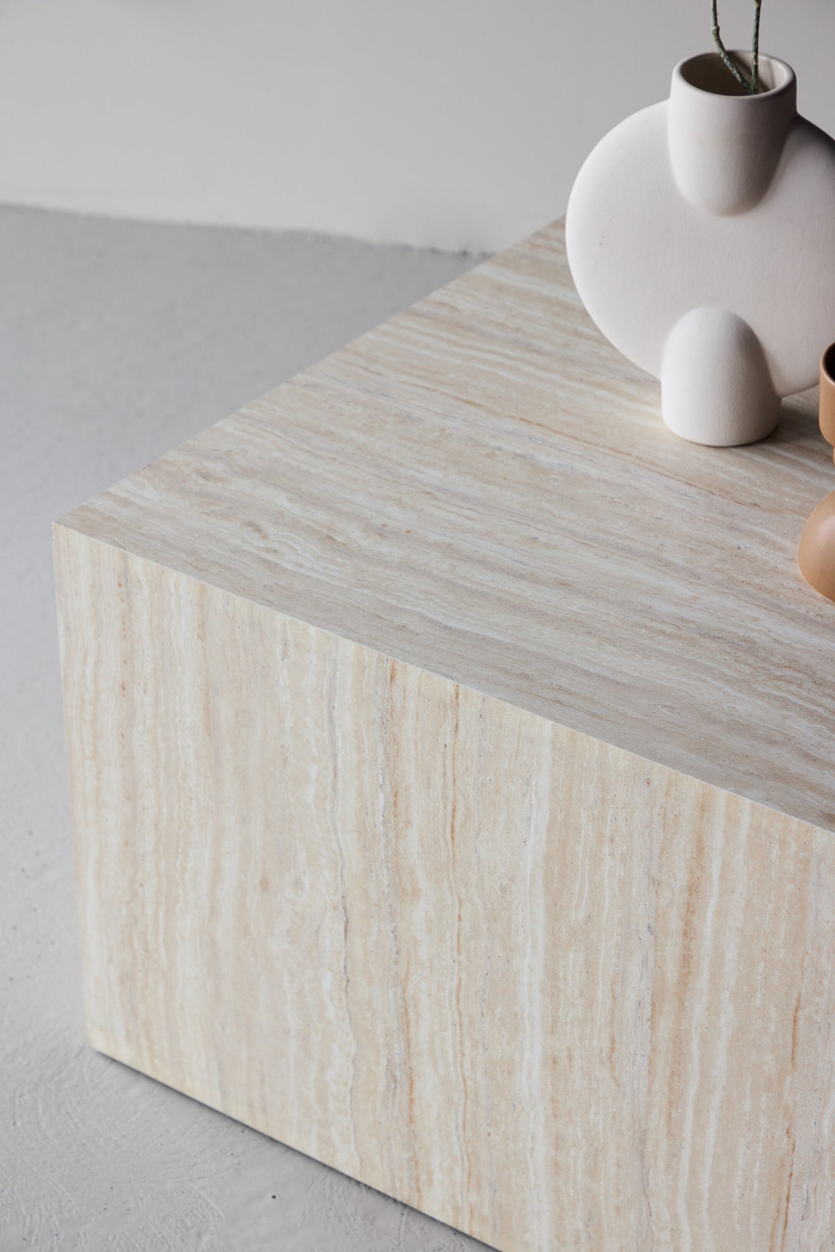 York Sofatisch von Venture Home, beiger Beistelltisch aus MDF mit quadratischer Tischplatte und schlichten Beinen im Steinlook